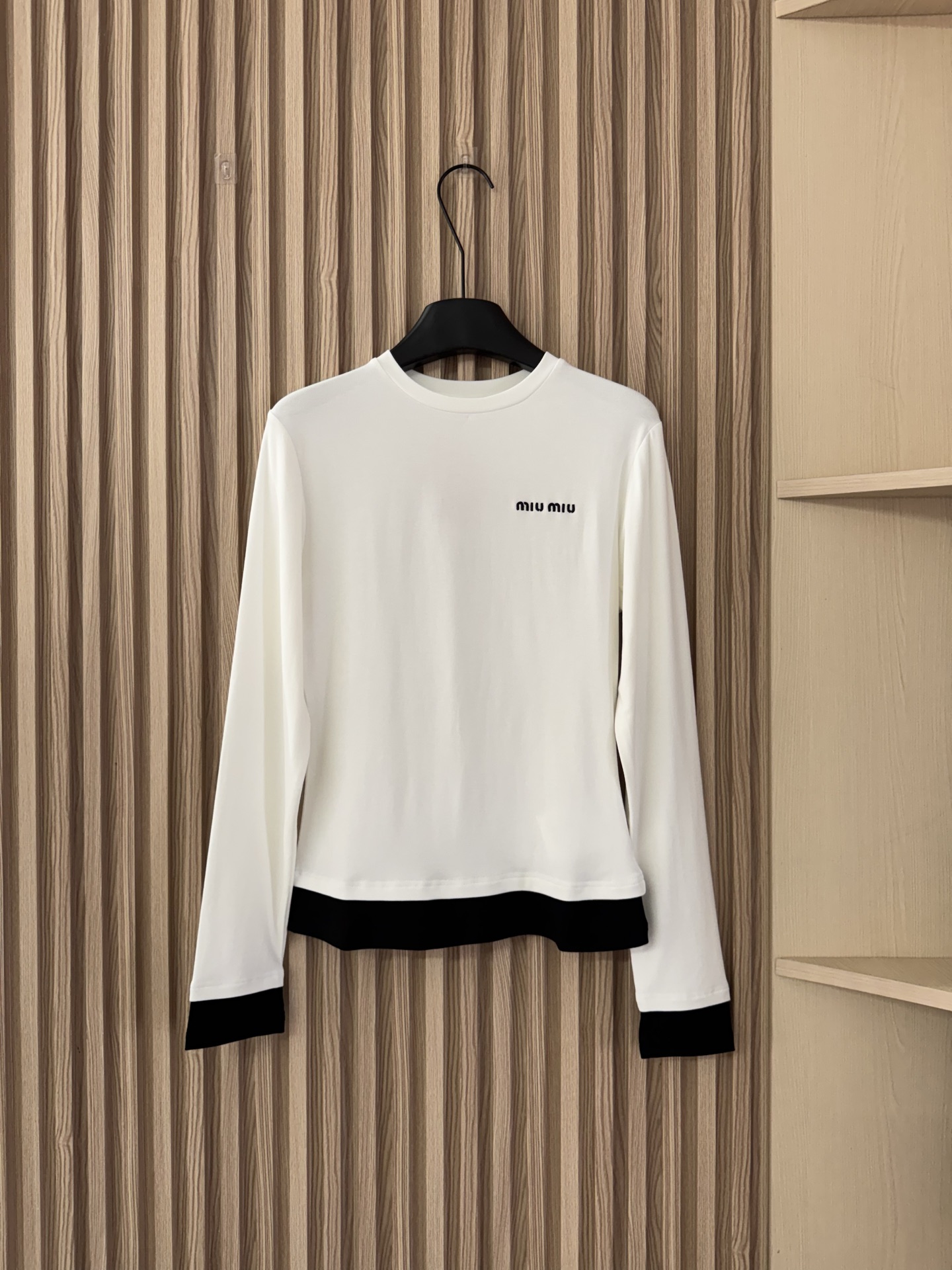 NO:459403,MIU 25 autumn and winter new style, color-blocking side-fake two-piece long-sleeved T-shirt, slim waist-hugging style, elastic and soft glutinous fabric is very comfortable, two-color SML, miumiu,tees, t-shirt, alexander wang19860909MIU 25秋冬新款 拼色边假两件长袖T恤 修身收腰版型 弹力软糯面料很舒服 两色SML,,miumiu,tees，t-shirt,alexander wang,Women's clothing