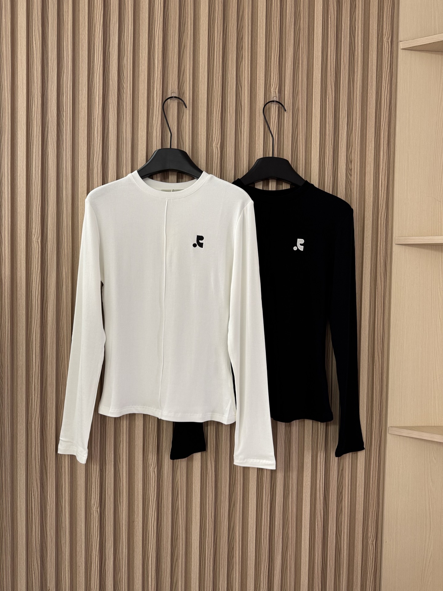 NO:459390,RR super hot autumn and winter new style, mid-seater elastic thread long-sleeved T-shirt, iconic embroidery, full of Korean style, waist-hugging style, slimming, two-color SML,,tees, t-shirt,alexander wang19860909RR 超火秋冬新款 中缝弹力螺纹长袖T恤 标志性刺绣 韩范十足 收腰版型 显瘦一绝 两色SML,,tees，t-shirt,alexander wang,Women's clothing