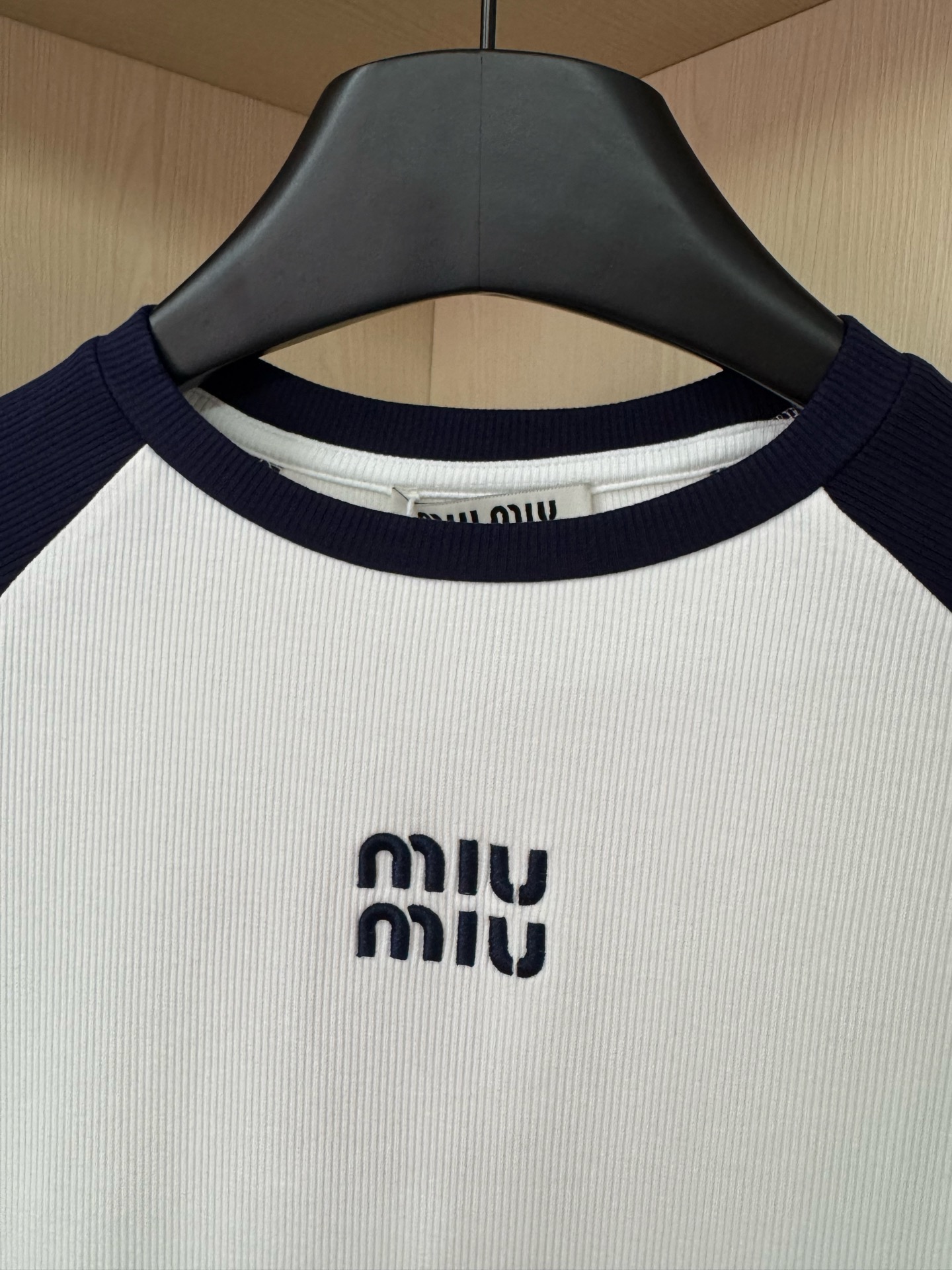 MIU 25秋冬新款 插肩长袖螺纹弹力T恤 修身版型，拼接深蓝色袖子设计超显瘦，遮拜拜肉效果一绝！两色s