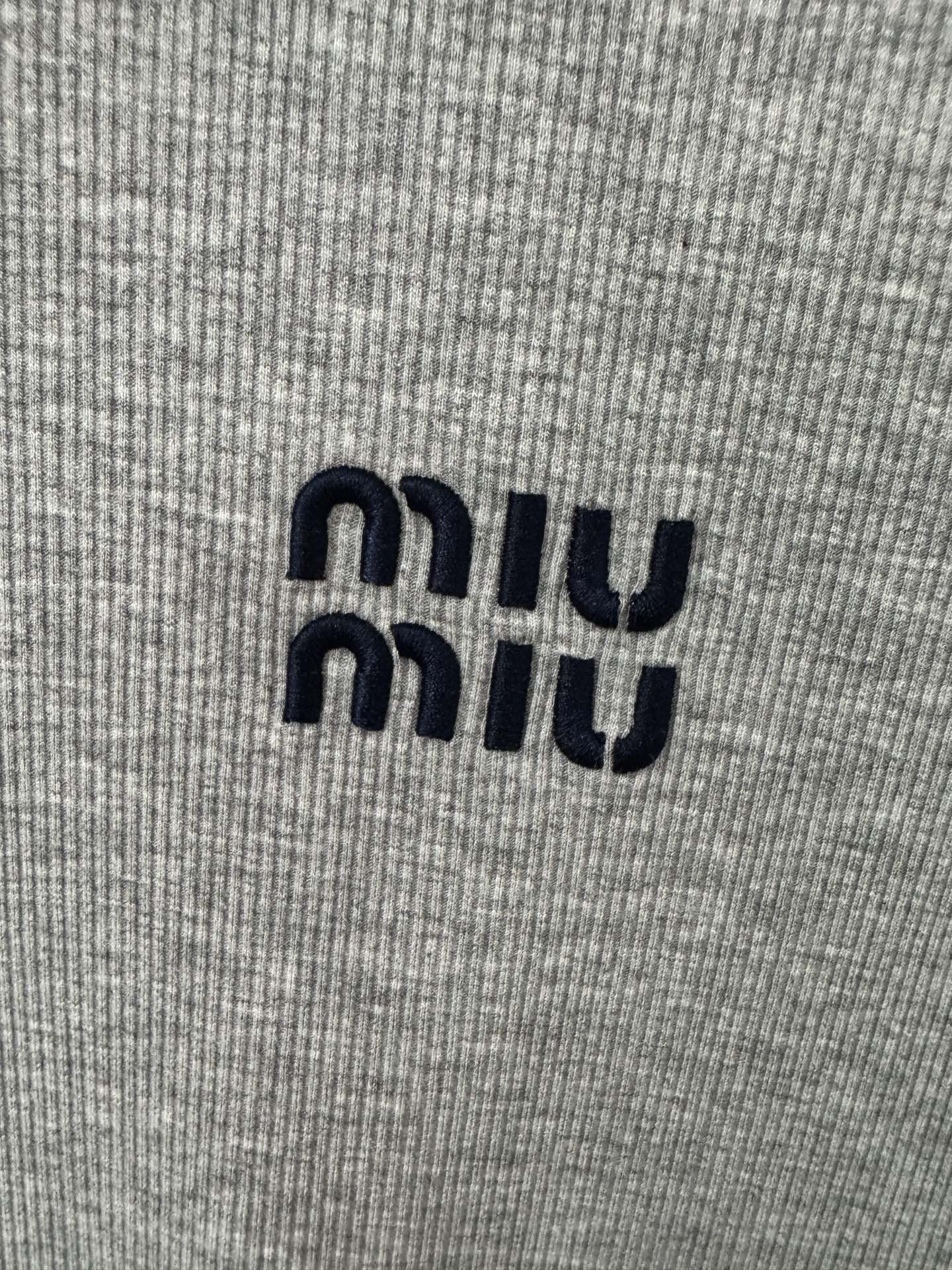 MIU 25秋冬新款 插肩长袖螺纹弹力T恤 修身版型，拼接深蓝色袖子设计超显瘦，遮拜拜肉效果一绝！两色s