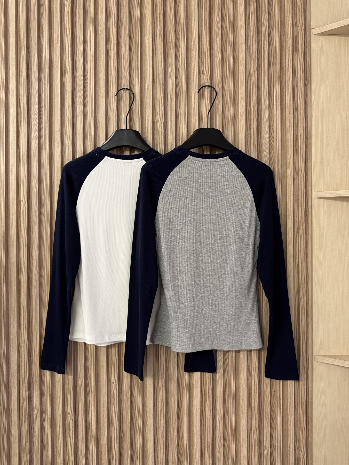 MIU 25秋冬新款 插肩长袖螺纹弹力T恤 修身版型，拼接深蓝色袖子设计超显瘦，遮拜拜肉效果一绝！两色s