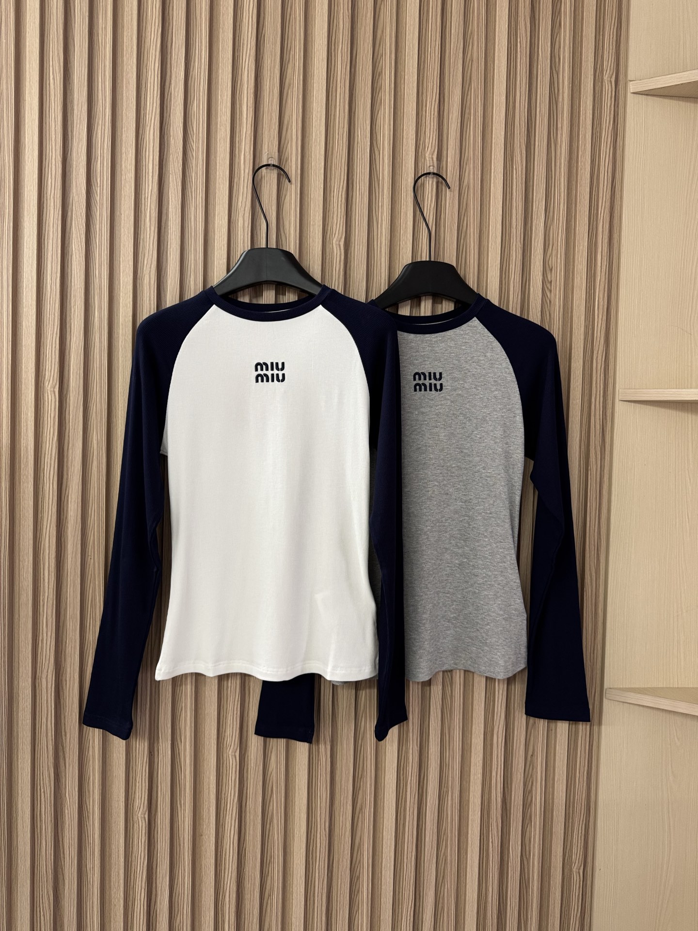 NO:506956,MIU 25 autumn and winter new style rag-shoulder long-sleeved threaded elastic T-shirt, slim fit, spliced ​​dark blue sleeves, and the design of the slim look is super slim, and the effect of the meat is unique!  Two-color sml, miumiu,tees,t-shirt,alexander wang19860909MIU 25秋冬新款 插肩长袖螺纹弹力T恤 修身版型,拼接深蓝色袖子设计超显瘦,遮拜拜肉效果一绝！两色sml,,miumiu,tees，t-shirt,alexander wang,Women's clothing