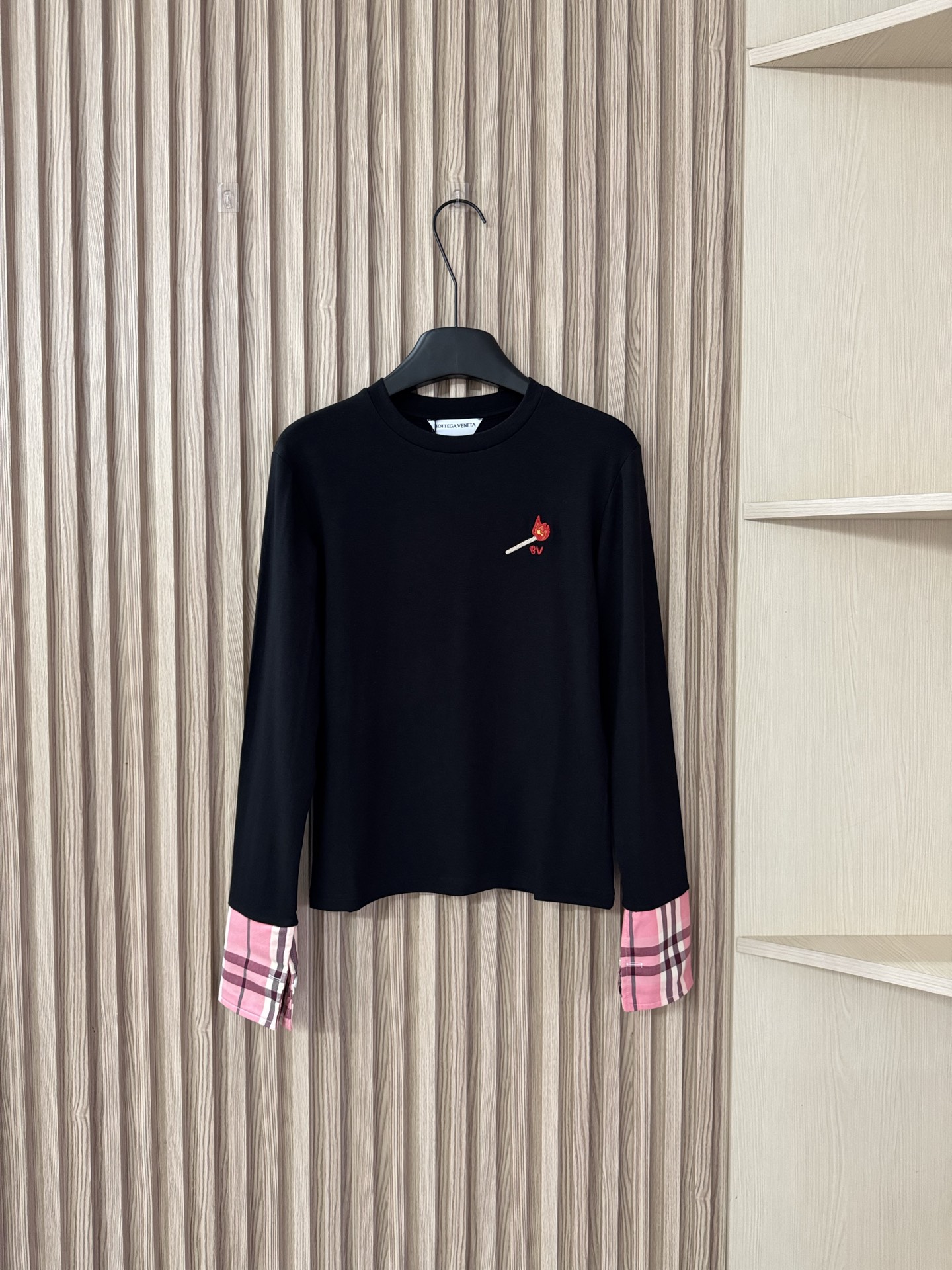 NO:459385,BV 25 autumn and winter new style, spliced ​​pink plaid small match embroidered long-sleeved T-shirt. The customized fabric is super comfortable, you will know it is very soft and glutinous when you get it!  Elasticity!  Super comfortable upper body!  The spliced ​​pink grid looks very beautiful!  The inner wear of autumn and winter reveals a little sleeves!  Two-color sml, bottega veneta,tees, t-shirt,alexander wang19860909BV 25秋冬新款 拼接粉色格子小火柴刺绣长袖T恤 定制面料超舒服,到手就知道很软糯！有弹力！上身超舒服！拼接的粉格子特别好看！秋冬做内搭露出一点袖子绝绝子！两色sml,,bottega veneta,tees，t-shirt,alexander wang,Women's clothing