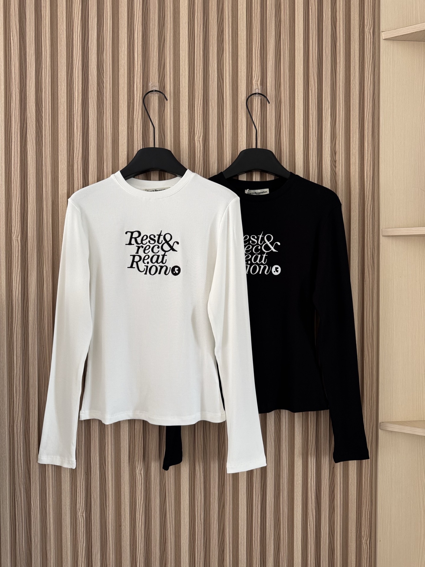 NO:468269,Rest trendy brand 25 autumn and winter new style letter embroidered elastic thread long-sleeved top T-shirt simple and design sense, the brand logo on the chest is exquisite and eye-catching. Whether it is matched with jeans to create a casual feeling or a skirt to make the gentle style, it is very comfortable and fashionable. It is very suitable for daily going out or commuting~ Two-color sml, skirts, jeans, tees, t-shirt, alexander wang19860909Rest 潮牌 25秋冬新款 字母刺绣弹力螺纹长袖上衣T恤 简约又有设计感,胸前品牌标识精致吸睛,不管是搭配牛仔裤打造休闲感,还是配半裙走温柔风,都很自在又时髦,日常出街或通勤都超合适～ 两色sml,,skirts,jeans,tees，t-shirt,alexander wang,Women's clothing