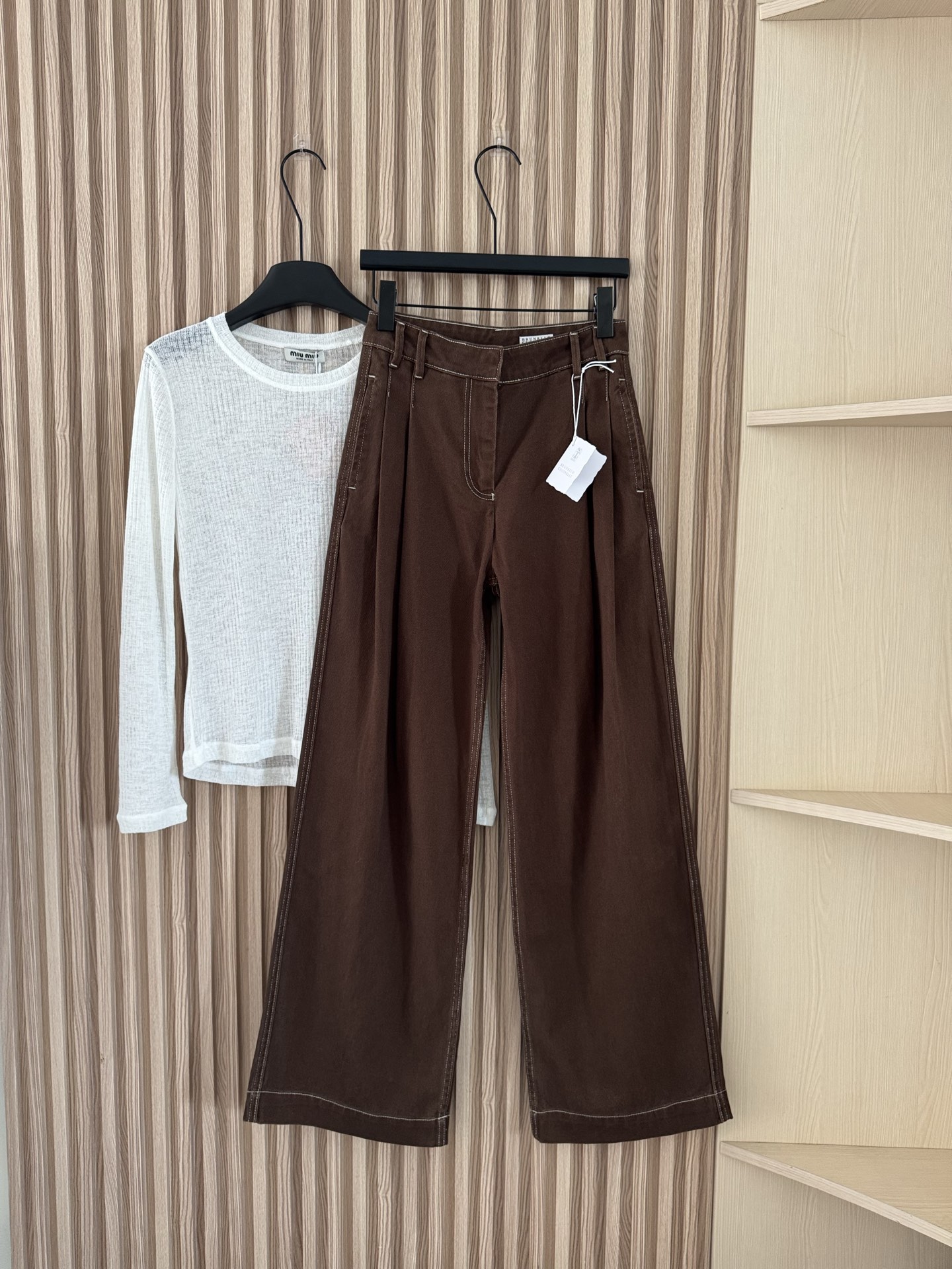 NO:468255,BC 25 autumn and winter new style chocolate brown old money pinch wide-leg jeans, old money is expensive at first glance!  The autumn and winter coats are even more invincible!  The double-sided pleated design adds a three-dimensional feeling, covering the hips and lifting the buttocks to make you look slimming, with a high waist and wide-leg style, and the overall lengthening of the lower body proportions, which is a good style that will immediately fall in love with on the upper body!  Cotton fabric has a droopy, just right hardness, three-dimensional and stylish size. Number of 32~44, jeans, alexander wang19860909BC 25秋冬新款 巧克力棕色老钱捏褶阔腿牛仔裤 一眼老钱贵气！秋冬搭配大衣更是无敌！双侧捏褶设计增添立体感,遮胯提臀显瘦,高腰阔腿版型,整体拉长下半身比例,是上身就会立马爱上的好版型！棉面料很有垂感,硬度刚刚好,立体有型 码数32～44,,jeans,alexander wang,Women's clothing