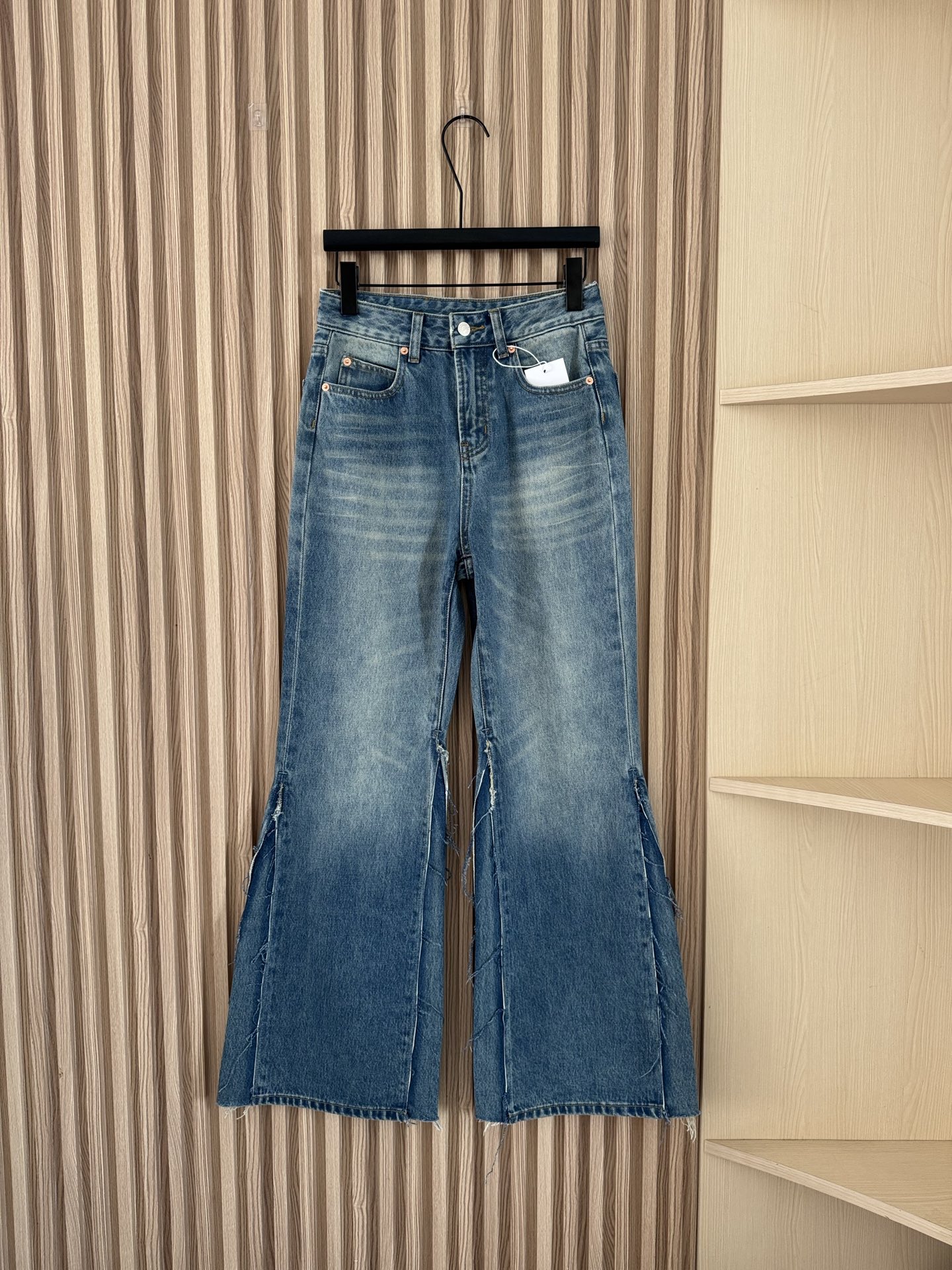 NO:479174,MM6 25 autumn and winter new style, spliced ​​rogue jeans, a very unique design, and the bell-bottom pants rarely appear on the market. The double-sided spliced ​​rogue style makes the legs look straight and long. If the legs are not good, you can feel at ease to enter, and become long and straight legs in seconds!  32-44, Masion Margiela, Jeans, Alexander Wang19860909MM6 25秋冬新款 拼接毛边喇叭牛仔裤 很别出心裁的设计,市面上很少出现的喇叭裤,双侧拼接毛边的喇叭版型显得腿很直很长,腿型不好的可以放心入,秒变长直的大长腿！码数32-44,,masion margiela,jeans,alexander wang,Women's clothing