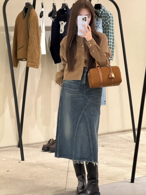 High-Waisted Denim Midi Skirt with Irregular Patchwork and Frayed Hem 1 High-Waisted Denim Midi Skirt with Irregular Patchwork and Frayed Hem