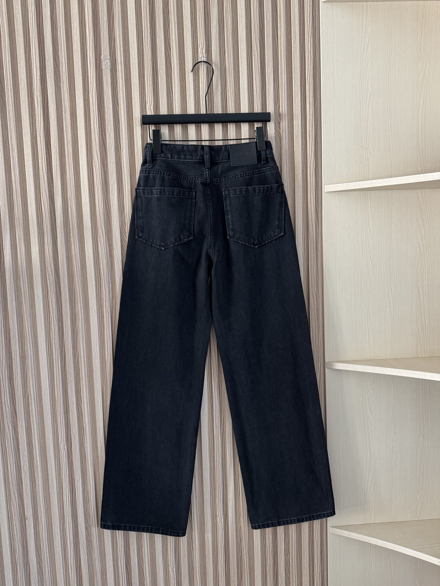 Loewe 25秋冬新款 万针Logo刺绣炭黑色高腰直筒显瘦牛仔裤 日常搭配各种上衣都能轻松出街～不挑腿