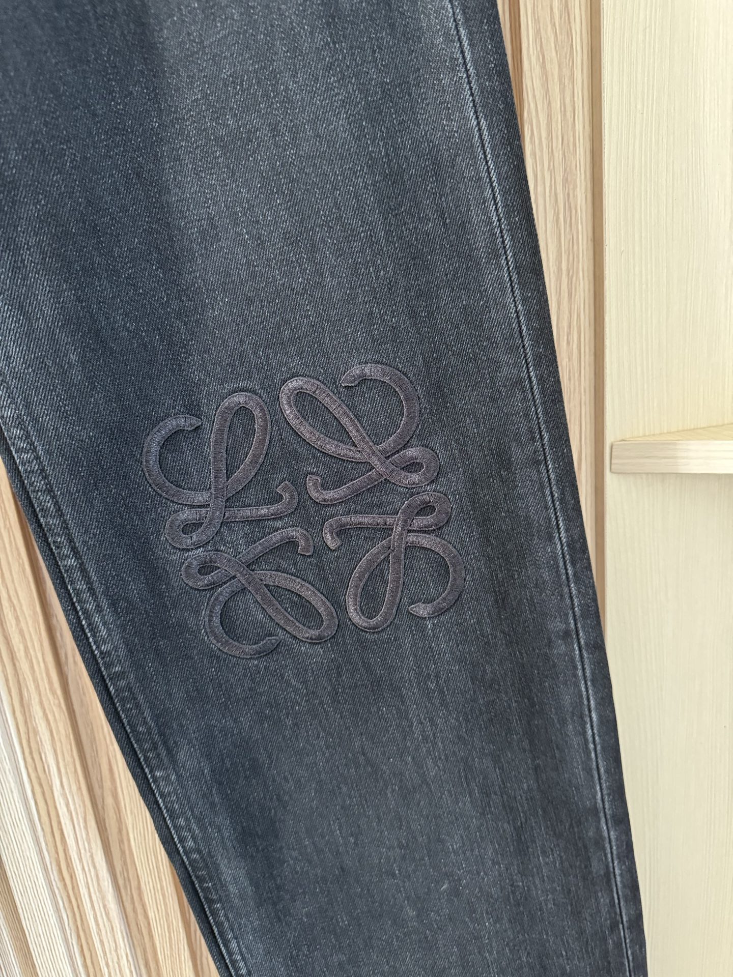 Loewe 25秋冬新款 万针Logo刺绣炭黑色高腰直筒显瘦牛仔裤 日常搭配各种上衣都能轻松出街～不挑腿