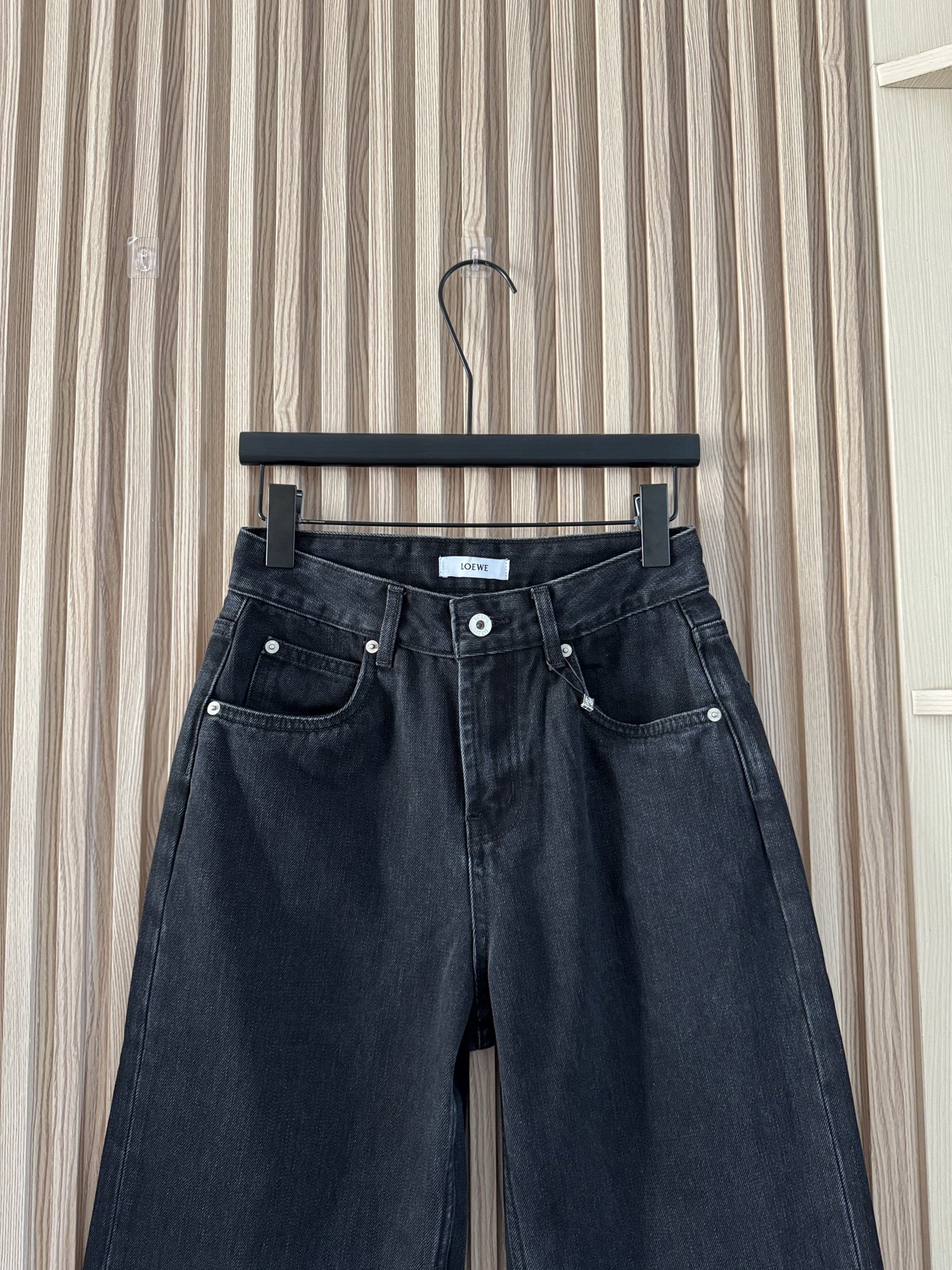 Loewe 25秋冬新款 万针Logo刺绣炭黑色高腰直筒显瘦牛仔裤 日常搭配各种上衣都能轻松出街～不挑腿