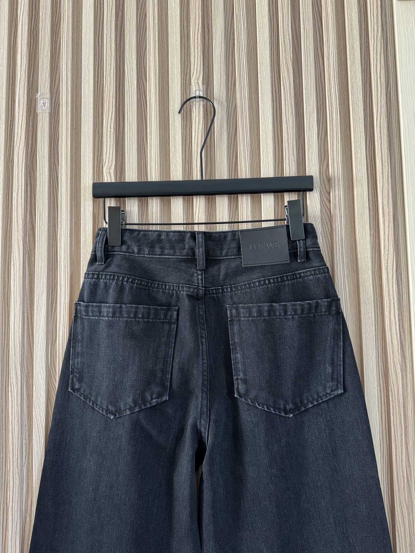 Loewe 25秋冬新款 万针Logo刺绣炭黑色高腰直筒显瘦牛仔裤 日常搭配各种上衣都能轻松出街～不挑腿