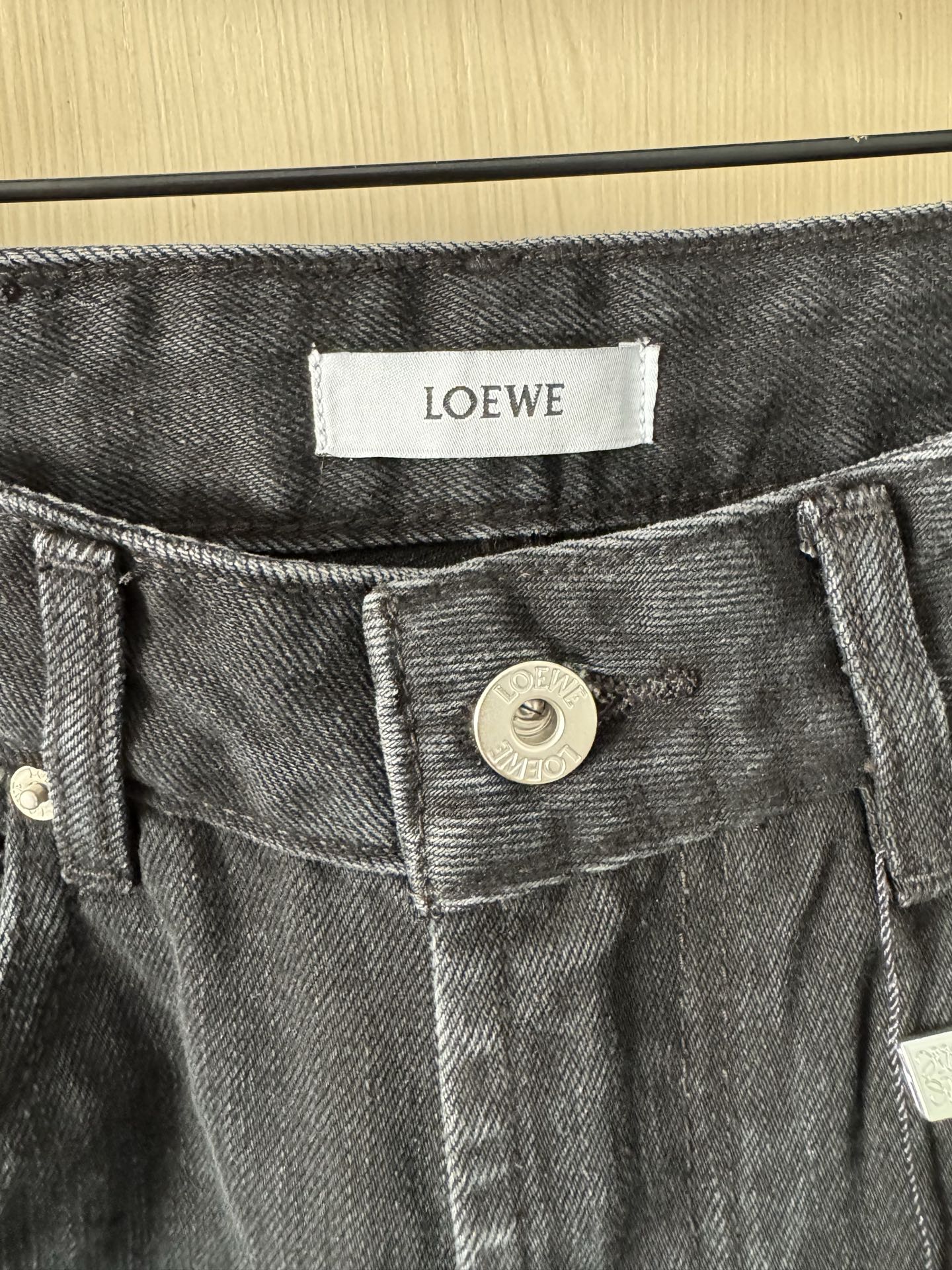 Loewe 25秋冬新款 万针Logo刺绣炭黑色高腰直筒显瘦牛仔裤 日常搭配各种上衣都能轻松出街～不挑腿