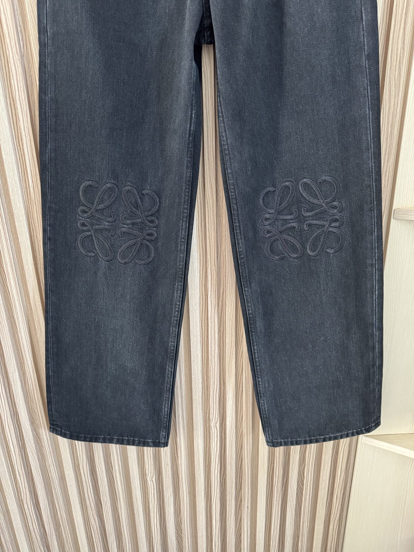 Loewe 25秋冬新款 万针Logo刺绣炭黑色高腰直筒显瘦牛仔裤 日常搭配各种上衣都能轻松出街～不挑腿