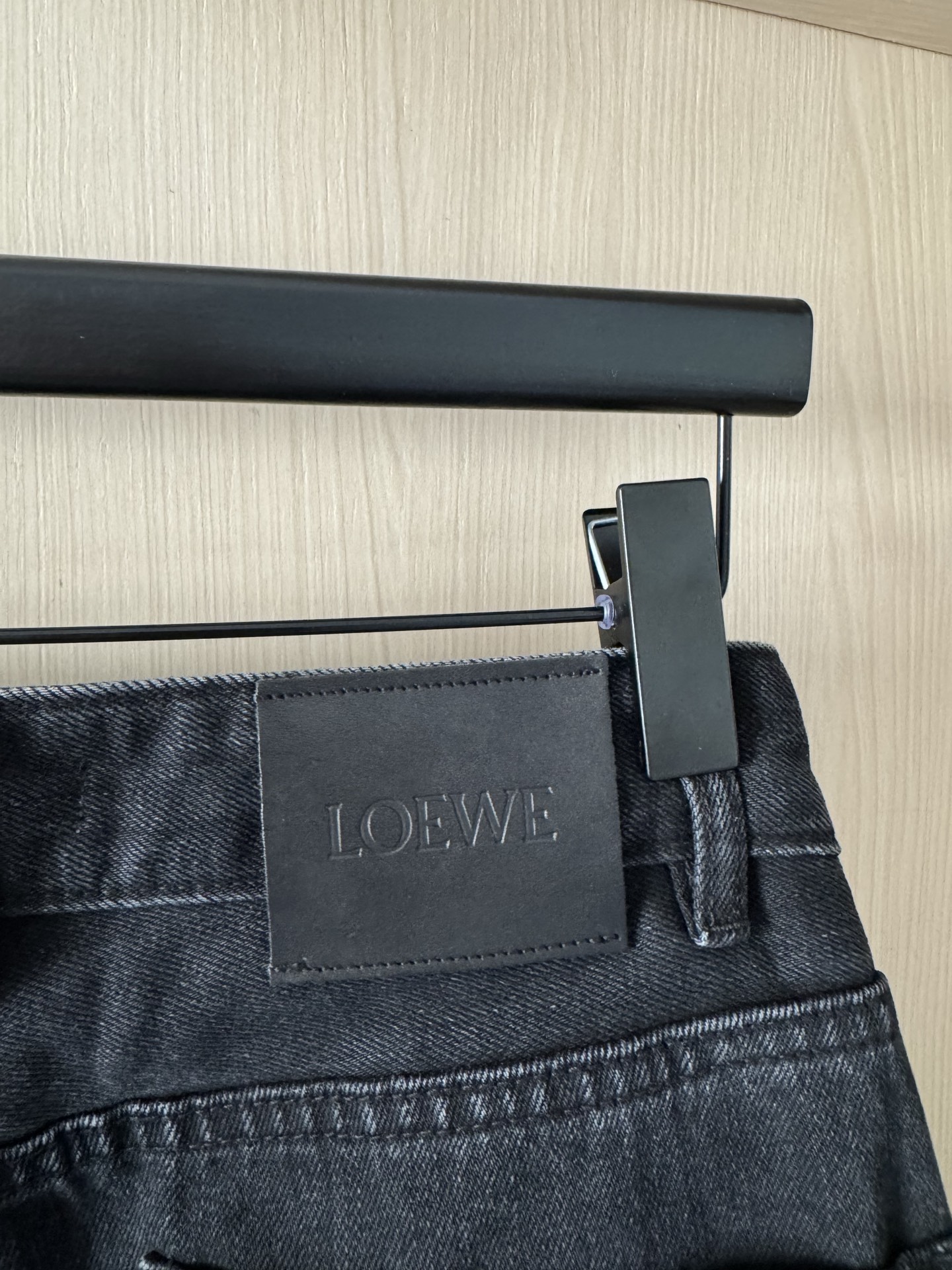 Loewe 25秋冬新款 万针Logo刺绣炭黑色高腰直筒显瘦牛仔裤 日常搭配各种上衣都能轻松出街～不挑腿