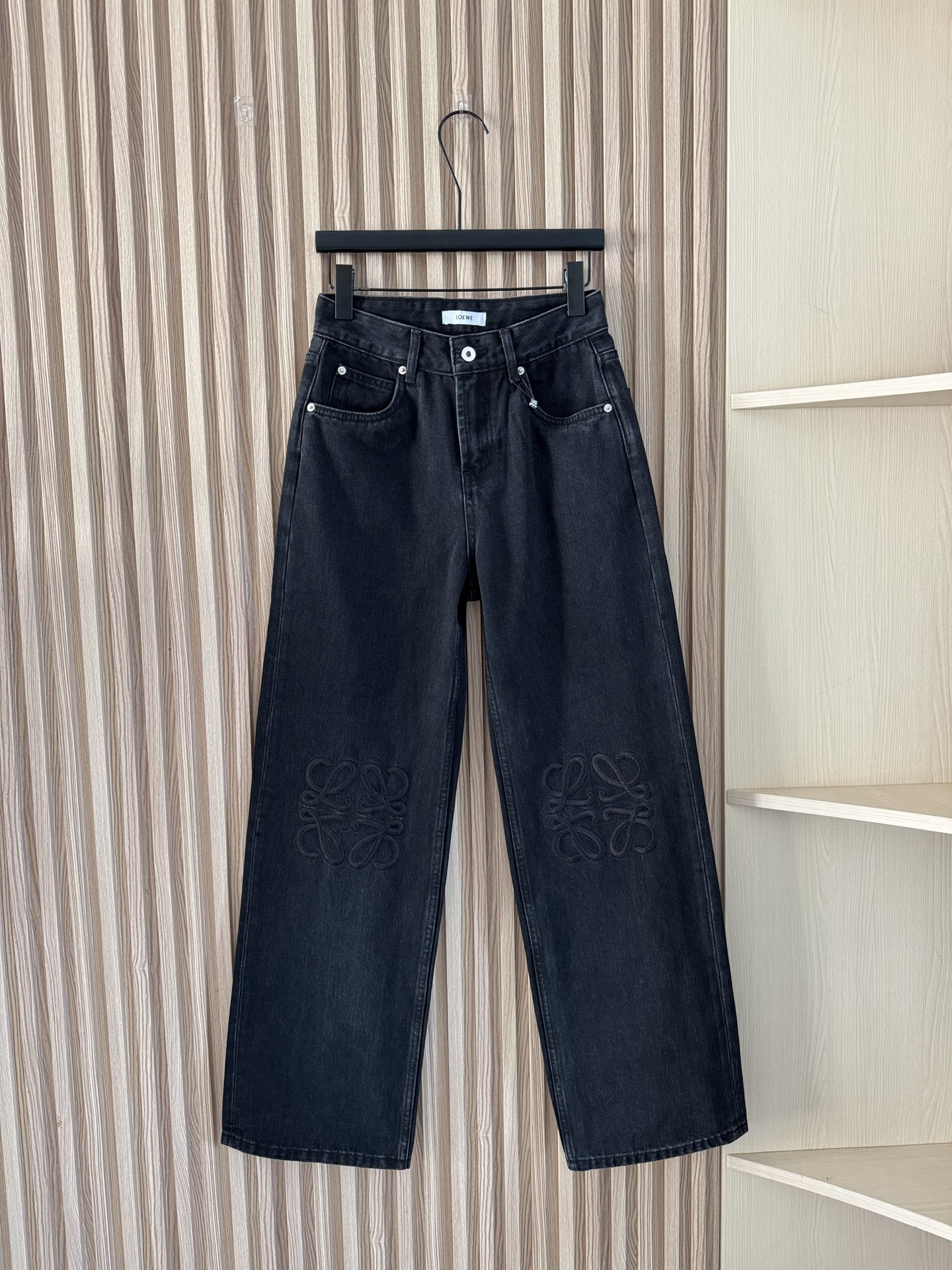 NO:506975,Loewe 25 autumn and winter new style, Wanzhen Logo embroidered charcoal black high-waisted straight-leg slimming jeans, you can easily go out with various tops in daily life~ No legs-striking, you can wear all your figures!  Whoever wears it has thin straight and long legs!  It's really easy to wear and it's very popular!  Big recommendation!  Sisters all rushed for me!  32-44, loewe, jeans, alexander wang19860909Loewe 25秋冬新款 万针Logo刺绣炭黑色高腰直筒显瘦牛仔裤 日常搭配各种上衣都能轻松出街～不挑腿型 什么身材通通可以穿！谁穿谁是细直大长腿！ 真的好穿到不行 而且出镜率很高！重磅推荐！姐妹们都给我冲！码数32-44,,loewe,jeans,alexander wang,Women's clothing