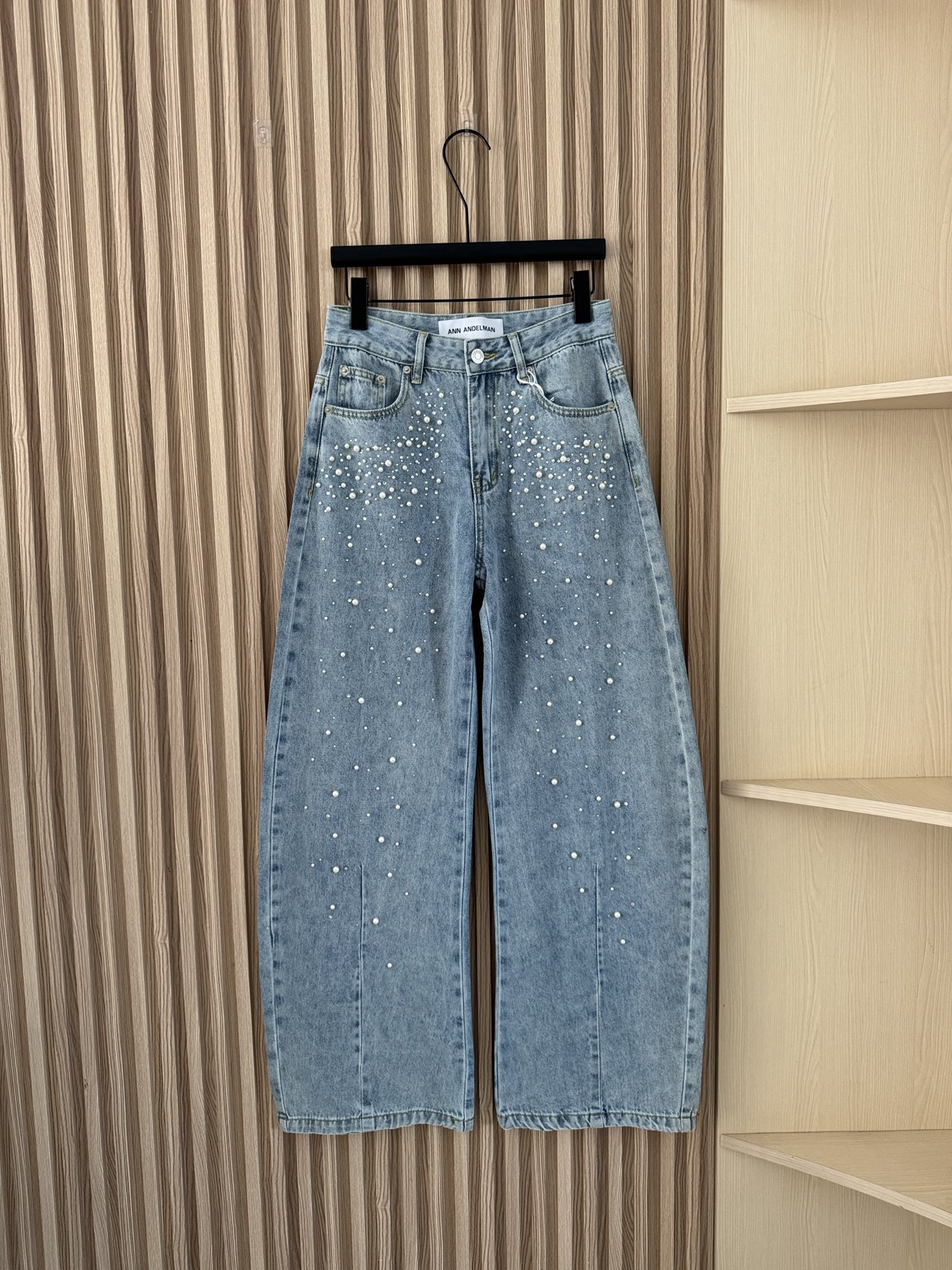 NO:479199,Ann Andelman 25 early autumn new style, beautiful handmade beads, iron diamonds, wide-leg jeans, with many celebrity bloggers, the same style as the real thing is 10,000 times more beautiful than the photo, the style you fall in love with at first glance. Any top is very good!  Each pearl is hand-studded on the pants, which is more solid and more beautiful than the stitching and pasting!  Each fixed screw is high-quality fine-grained and smooth!  It is super flashed in the sun with hot pressing!  The beauty of the real thing cannot be photographed!  Beautiful pants are really worth owning!  No matter where it is placed, it is the most eye-catching C position!  Whether it is a physical stall or an online live broadcast, it must be a big hit!  Count sml, jeans,alexander wang19860909Ann Andelman 25早秋新款 永夜星河绝美手工钉珠烫钻弯刀阔腿牛仔裤 超多明星博主同款 实物比照片美一万倍一眼就爱上的款式 随便搭配一个上衣都很出片！每一颗珍珠都是手工钉在裤子上的,比缝线和粘贴的更固 更美观！每颗固定的螺钉都是高品质精磨圆滑的！配上热压的烫钻阳光下超闪！拍不出实物的精美！漂亮的裤子真的很值得拥有！无论放在哪都是最亮眼的C位！不管是实体档口还是线上直播都必定是大卖的爆款！码数sml,,jeans,alexander wang,Women's clothing