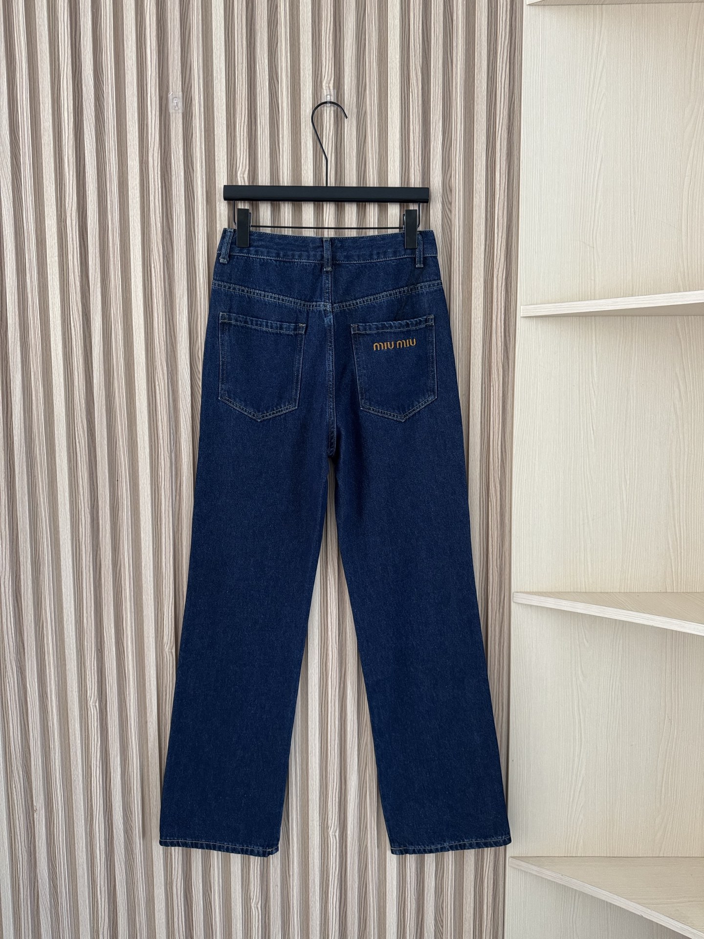 MIU 25秋冬新款 字母刺绣小标识深蓝牛仔长裤高腰直筒版型 复古水洗深蓝色很有腔调 搭配金色的字母刺绣