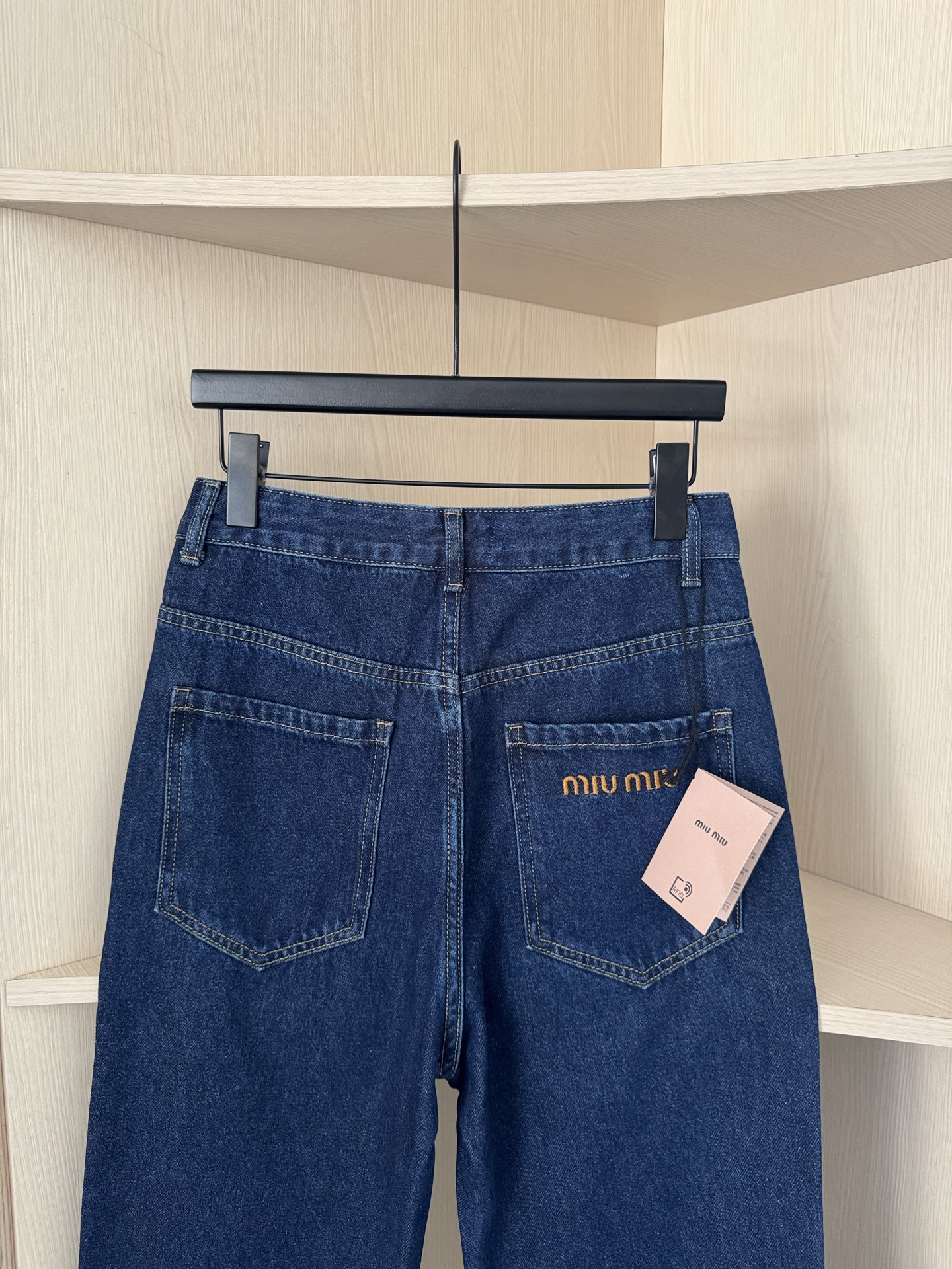 MIU 25秋冬新款 字母刺绣小标识深蓝牛仔长裤高腰直筒版型 复古水洗深蓝色很有腔调 搭配金色的字母刺绣