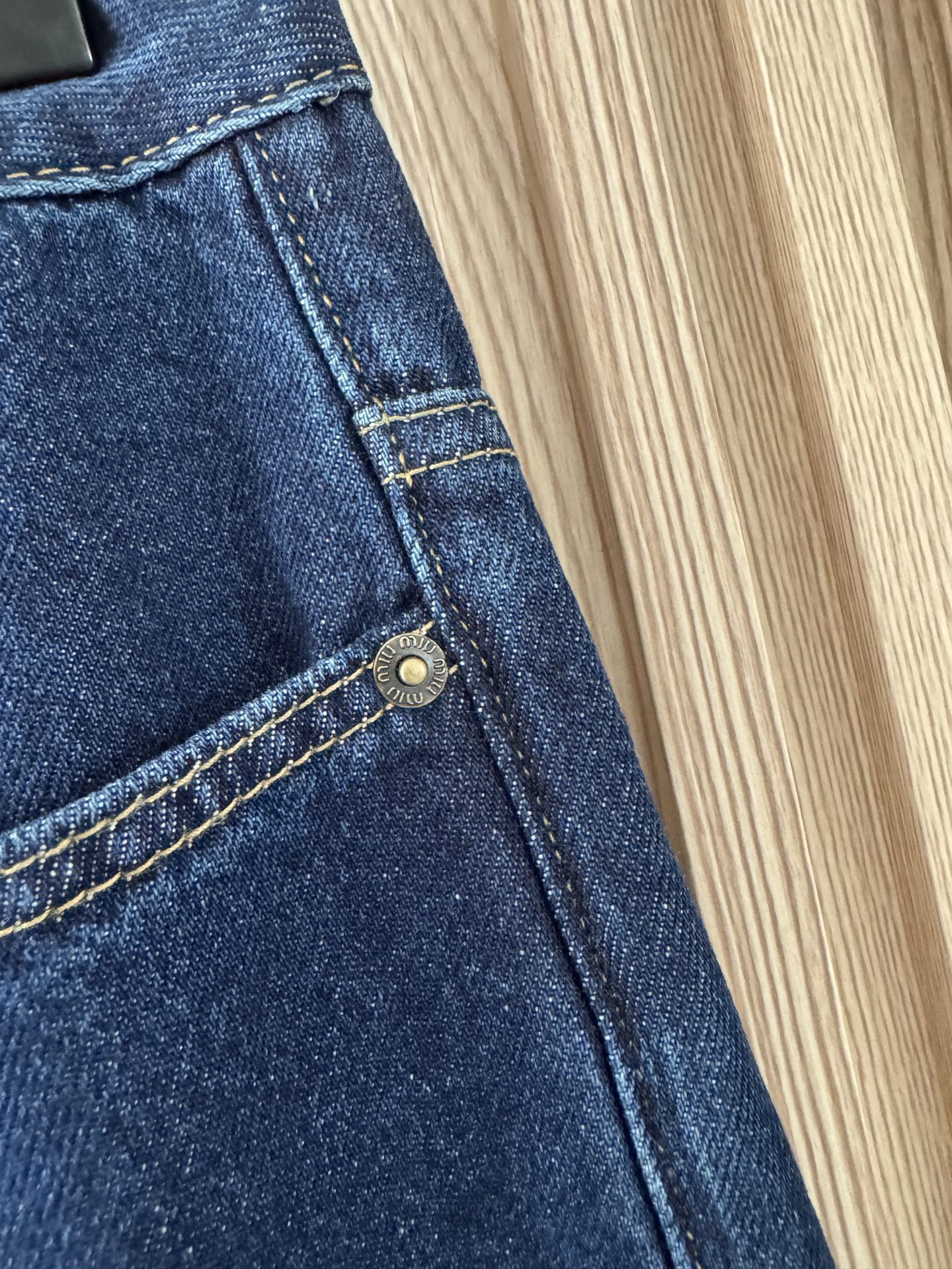 MIU 25秋冬新款 字母刺绣小标识深蓝牛仔长裤高腰直筒版型 复古水洗深蓝色很有腔调 搭配金色的字母刺绣