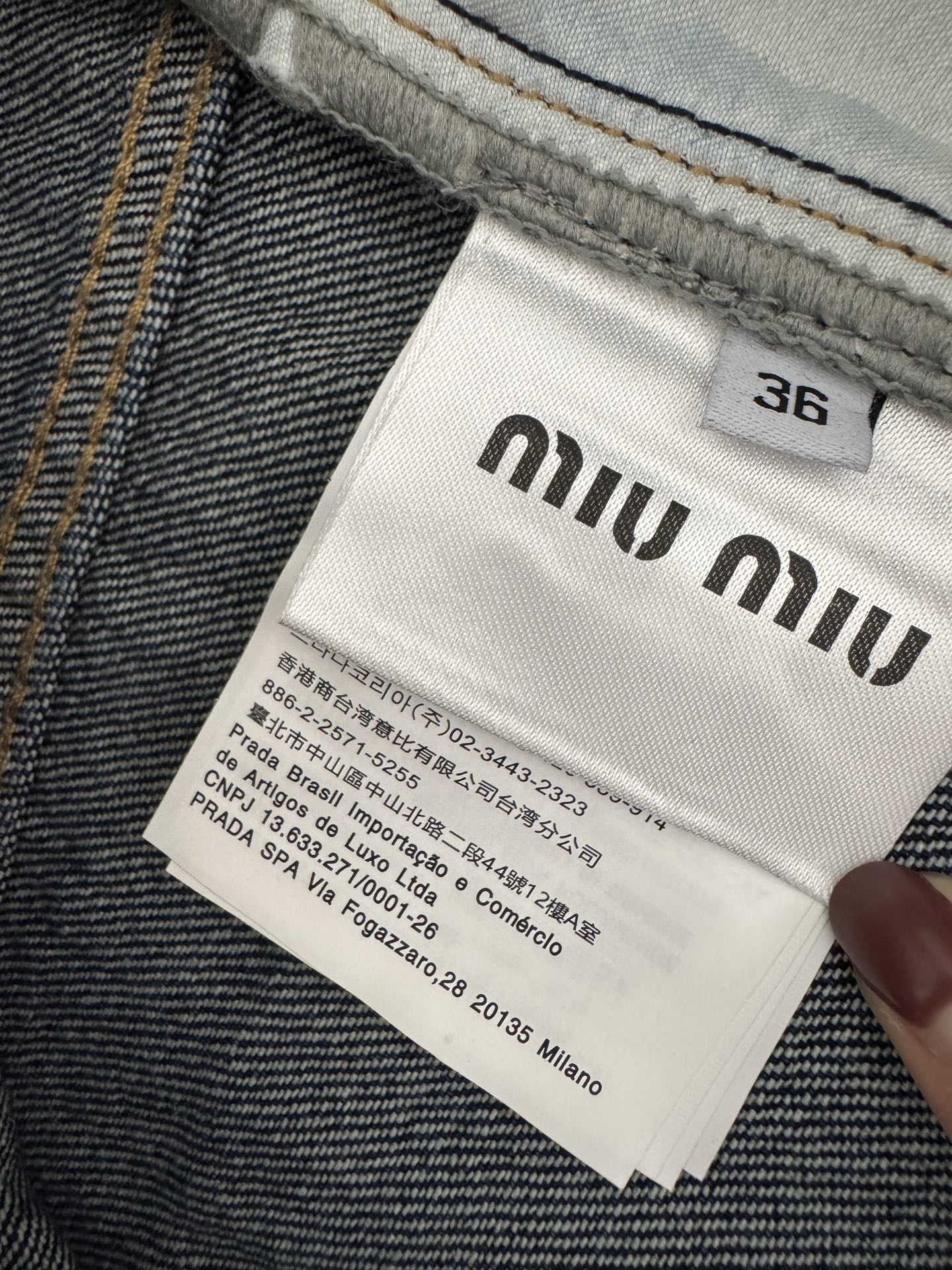 MIU 25秋冬新款 字母刺绣小标识深蓝牛仔长裤高腰直筒版型 复古水洗深蓝色很有腔调 搭配金色的字母刺绣