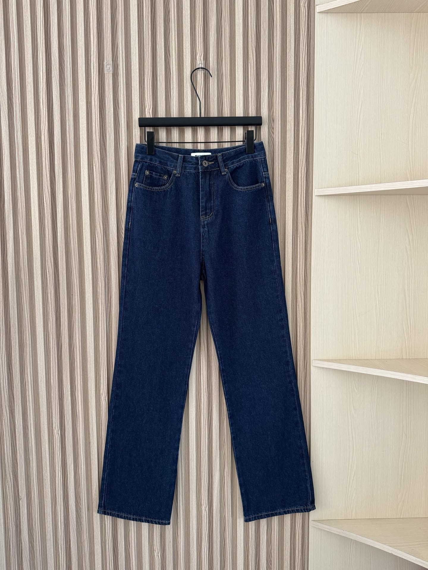 NO:506952,MIU 25 autumn and winter new style letter embroidery small logo dark blue jeans high waist straight-leg style retro washing dark blue has a tone. Paired with golden letter embroidery, it has a autumn and winter flavor. It is simple and high-end and durable. Number smlxl, miumiu, alexander wang19860909MIU 25秋冬新款 字母刺绣小标识深蓝牛仔长裤 高腰直筒版型 复古水洗深蓝色很有腔调 搭配金色的字母刺绣很有秋冬的味道 简简单单就很高级耐看 码数smlxl,,miumiu,alexander wang,Women's clothing