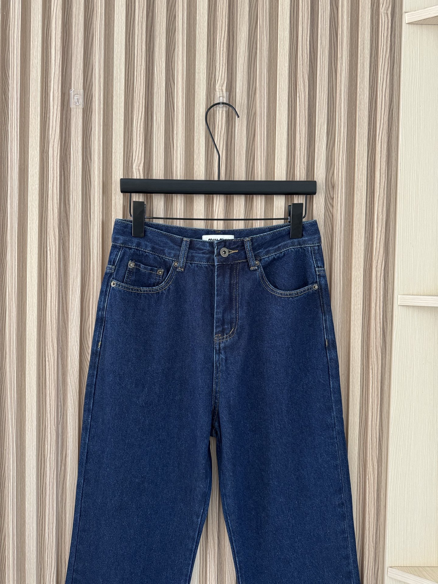 MIU 25秋冬新款 字母刺绣小标识深蓝牛仔长裤高腰直筒版型 复古水洗深蓝色很有腔调 搭配金色的字母刺绣