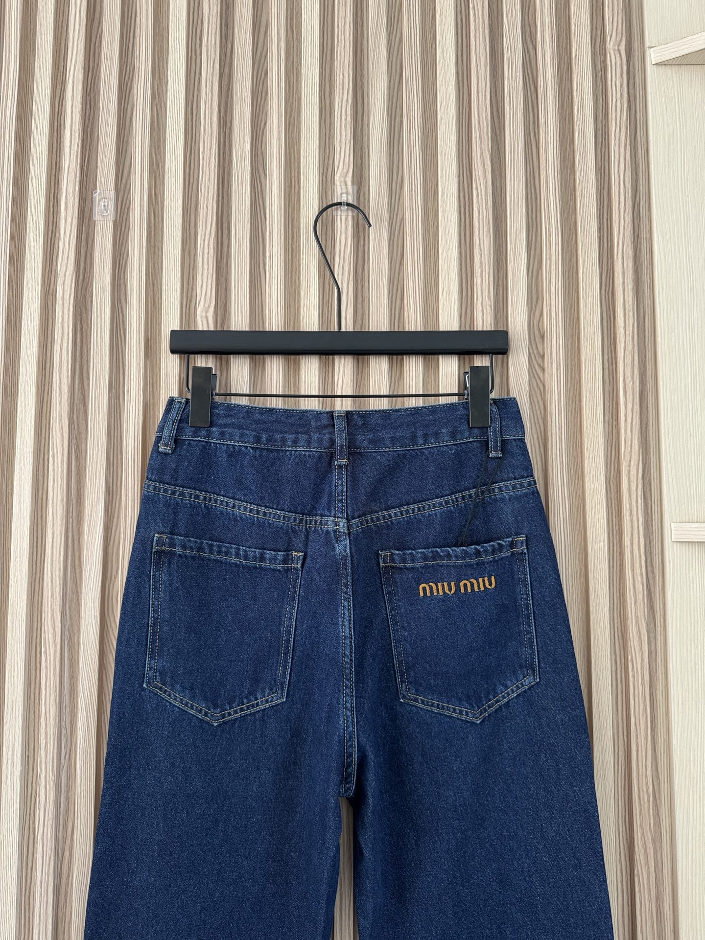 MIU 25秋冬新款 字母刺绣小标识深蓝牛仔长裤高腰直筒版型 复古水洗深蓝色很有腔调 搭配金色的字母刺绣