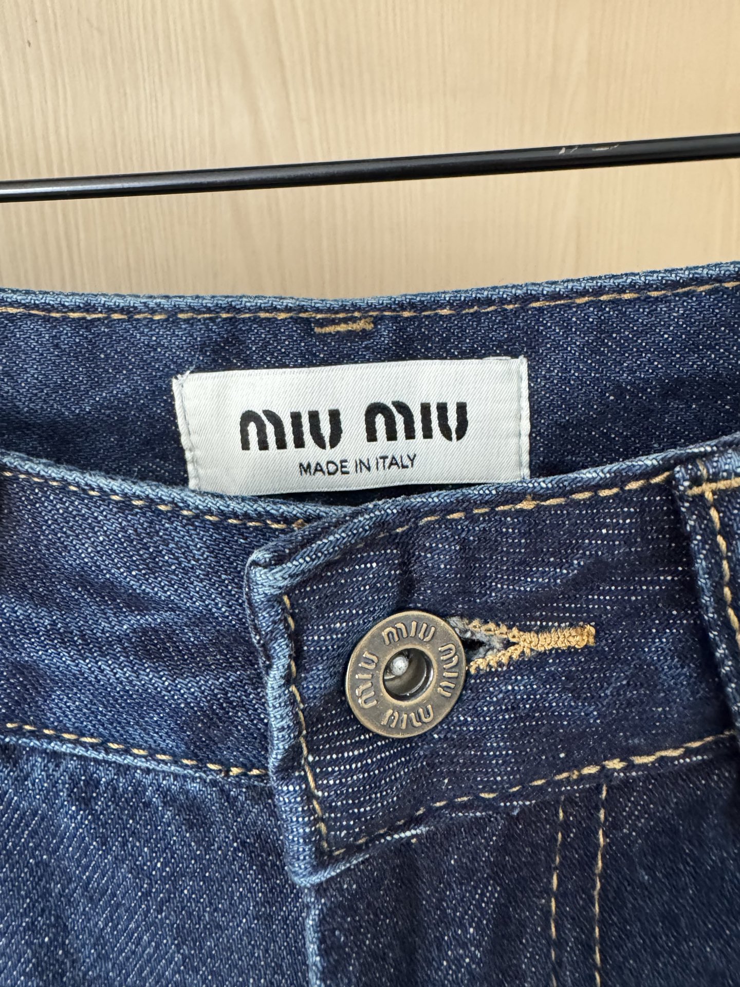 MIU 25秋冬新款 字母刺绣小标识深蓝牛仔长裤高腰直筒版型 复古水洗深蓝色很有腔调 搭配金色的字母刺绣