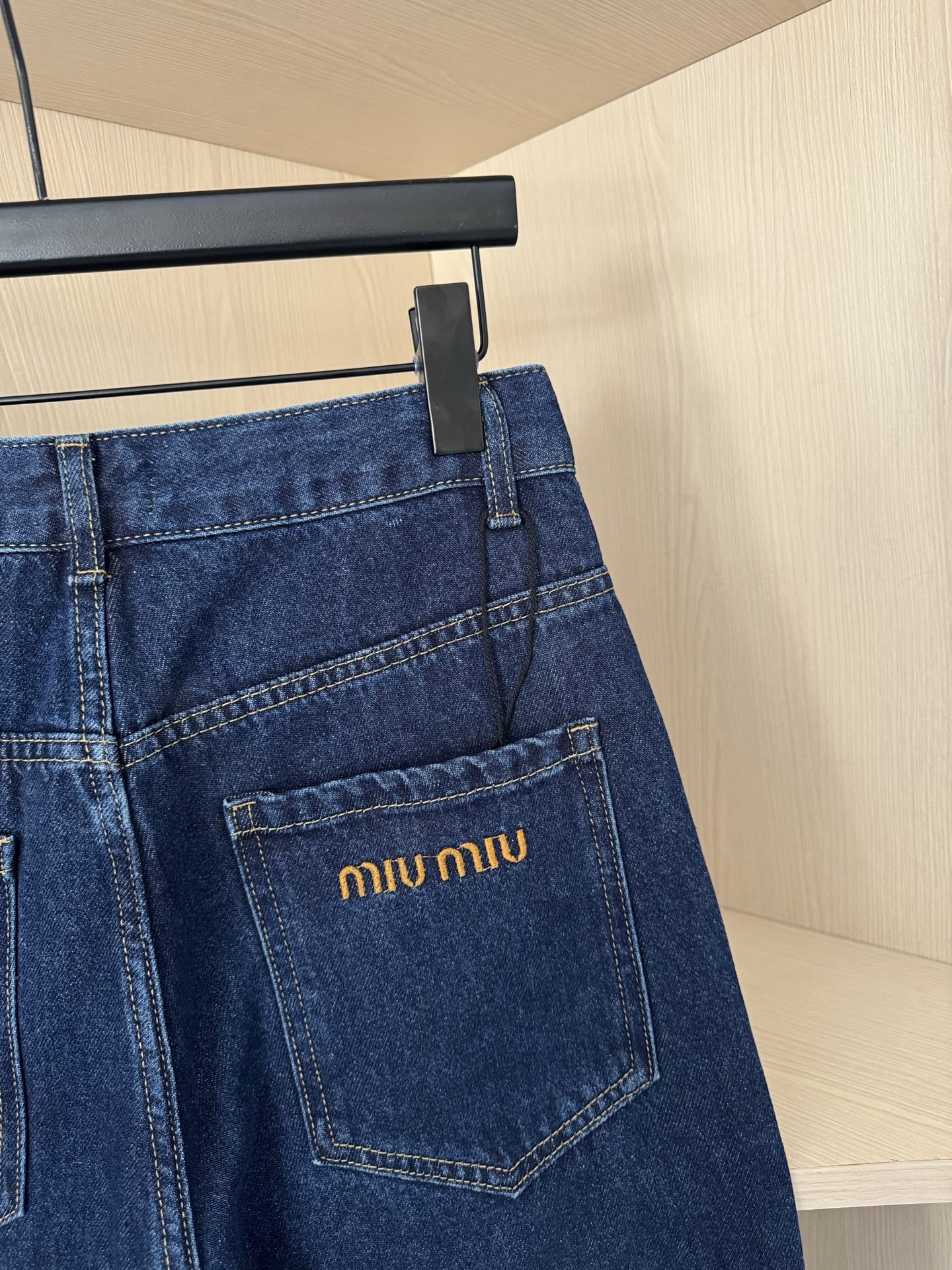 MIU 25秋冬新款 字母刺绣小标识深蓝牛仔长裤高腰直筒版型 复古水洗深蓝色很有腔调 搭配金色的字母刺绣