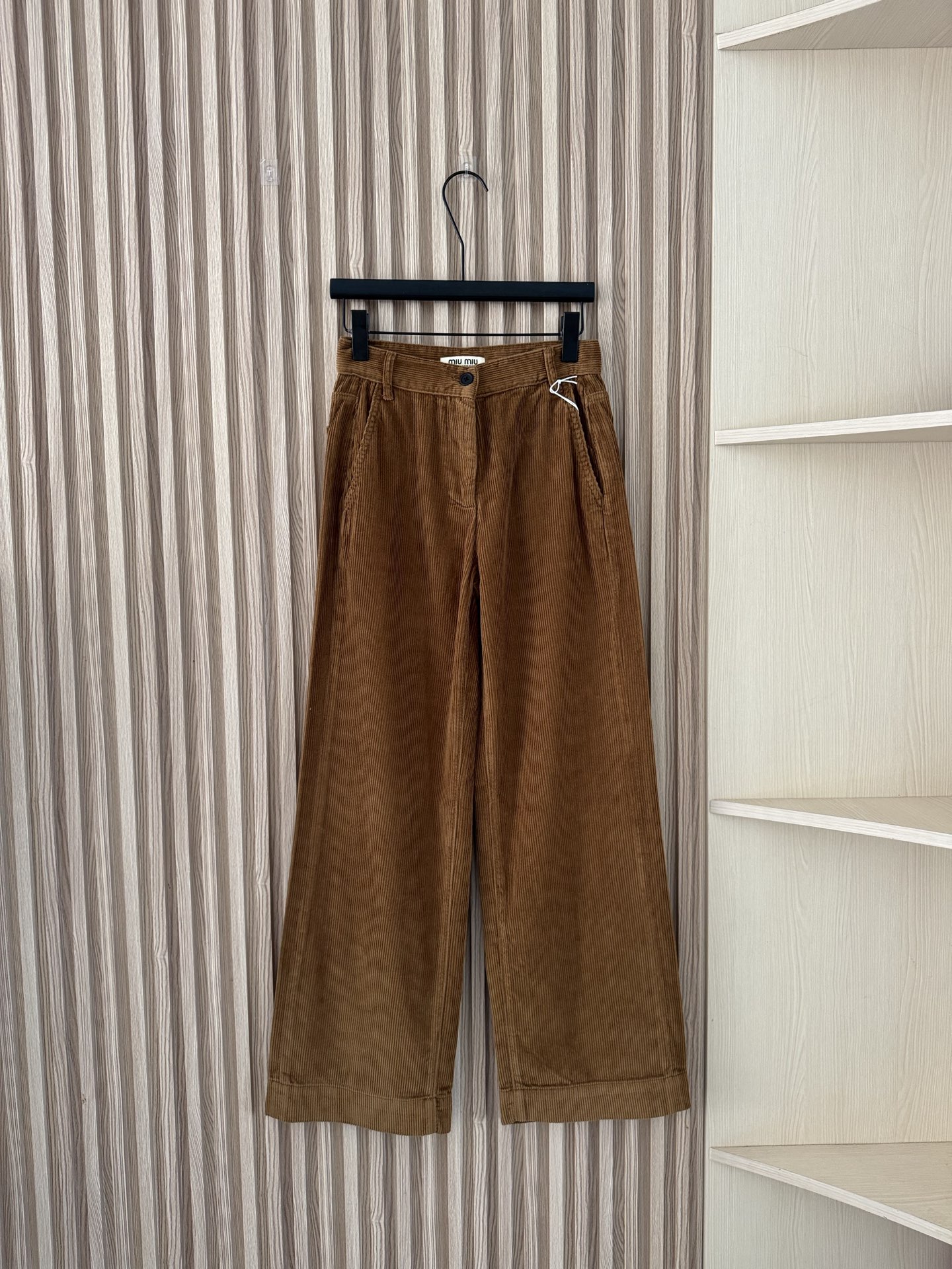 NO:479162,MIUMI* 25 autumn and winter new style khaki corduroy straight high waist slim casual trousers Corduroy is a must-have fashionable element in autumn and winter, soft and skin-friendly but skin-skinny. It looks the best for pants and has a sense of styling. It is the favorite of European, American, Japanese and Korean dressing bloggers, and it is easy to wear and feel fashionable!  It is effortless to match, and it looks great if you wear a suit jacket or coat. This pants are made of thin pit corduroy fabric, with a high number of needles, making it more delicate and slimming!  Due to light problems, the photos look a bit gradient, and the overall object is a very atmospheric khaki!  Number of codes 32-44, miumiu, jackets & coats, alexander wang19860909MIUMI* 25秋冬新款 卡其色灯芯绒直筒高腰显瘦休闲长裤 灯芯绒是秋冬的必备时髦元素,柔软亲肤但有骨感,做裤子最好看,自带造型感,欧美日韩穿搭博主的最爱,轻松穿出时髦感！搭配起来毫不费力,随便穿个西服外套或者大衣就很好看.这款裤子采用的是细坑条灯芯绒面料,针数高,更精致显瘦！由于光线问题导致照片看起来有些渐变的效果,实物整体都是一个非常大气的卡其色！码数32-44,,miumiu,jackets & coats,alexander wang,Women's clothing