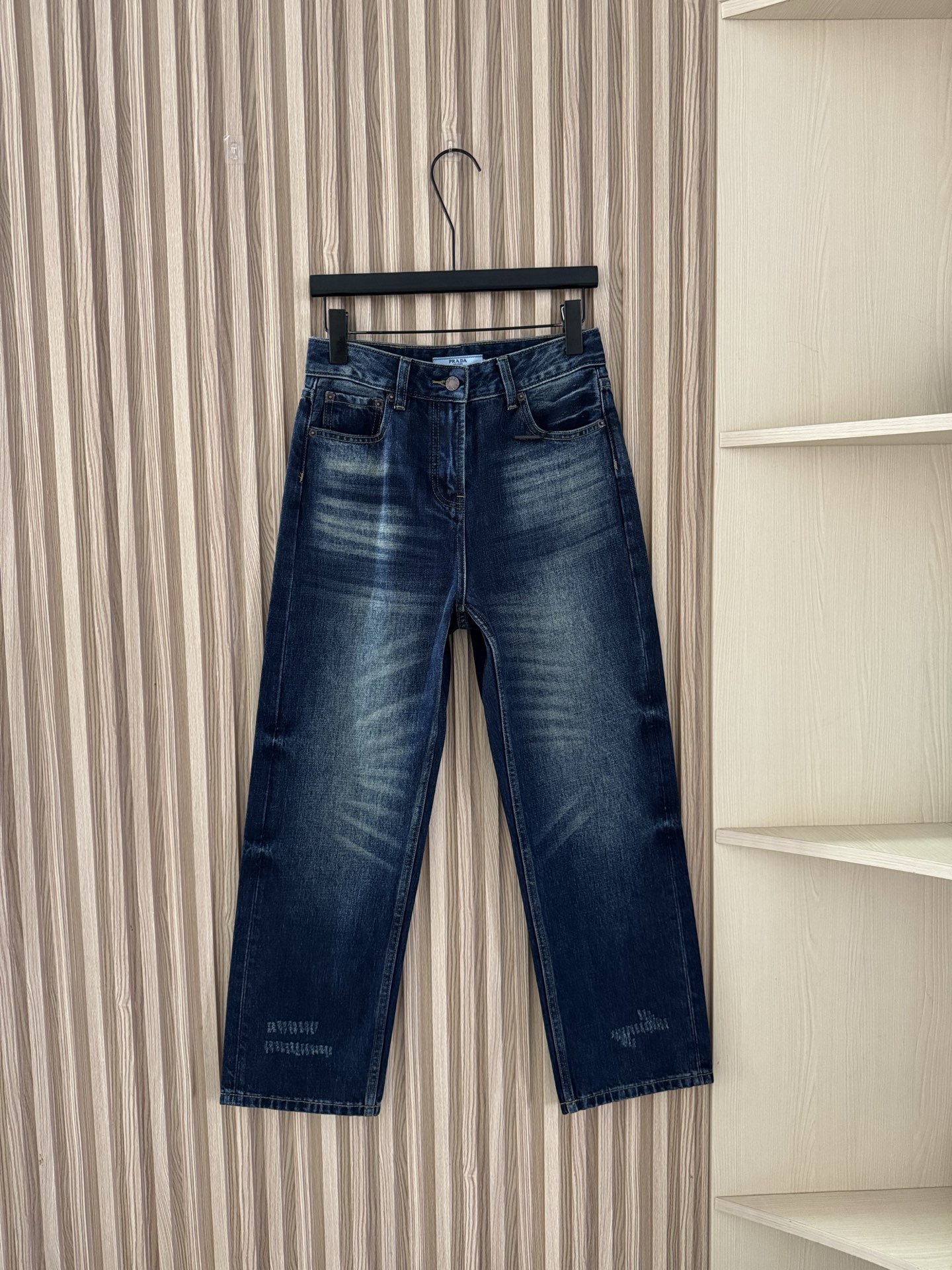 NO:506946,Prada 25 autumn and winter new style, wash-floor white dark blue denim pants, straight-length nine-point pants style, high waist, slimming and lifting hips, long legs, excellent upper body effect, retro dark blue washing process, multiple small grinding and scratching design, super three-dimensional sense, iconic metal enamel triangle mark in the back pocket, texture visible to the naked eye, high-quality pure cotton fabric, a jeans that look very good in every season, size 32-44,,prada, jeans,alexander wang19860909Prada 25秋冬新款 水洗磨白深蓝牛仔九分裤 直筒九分裤版型 高腰显瘦提臀显腿长 上身效果绝啦 复古深蓝色洗水工艺 多处小磨破抓纹设计 立体感超强 后口袋标志性金属珐琅三角标 质感肉眼可见 高品质纯棉面料 四季随便搭配都非常好看的一款牛仔裤 码数32-44,,prada,jeans,alexander wang,Women's clothing