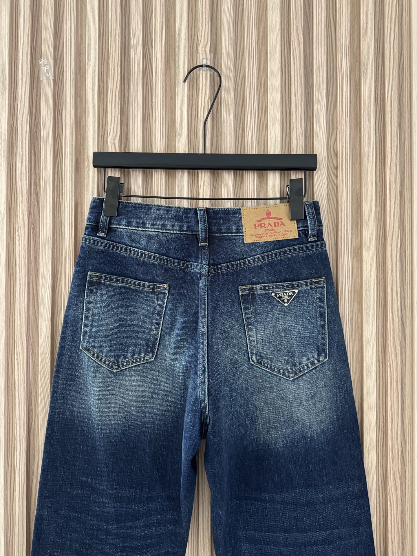 Prada 25秋冬新款 水洗磨白深蓝牛仔九分裤 直筒九分裤版型 高腰显瘦提臀显腿长 上身效果绝啦 复古