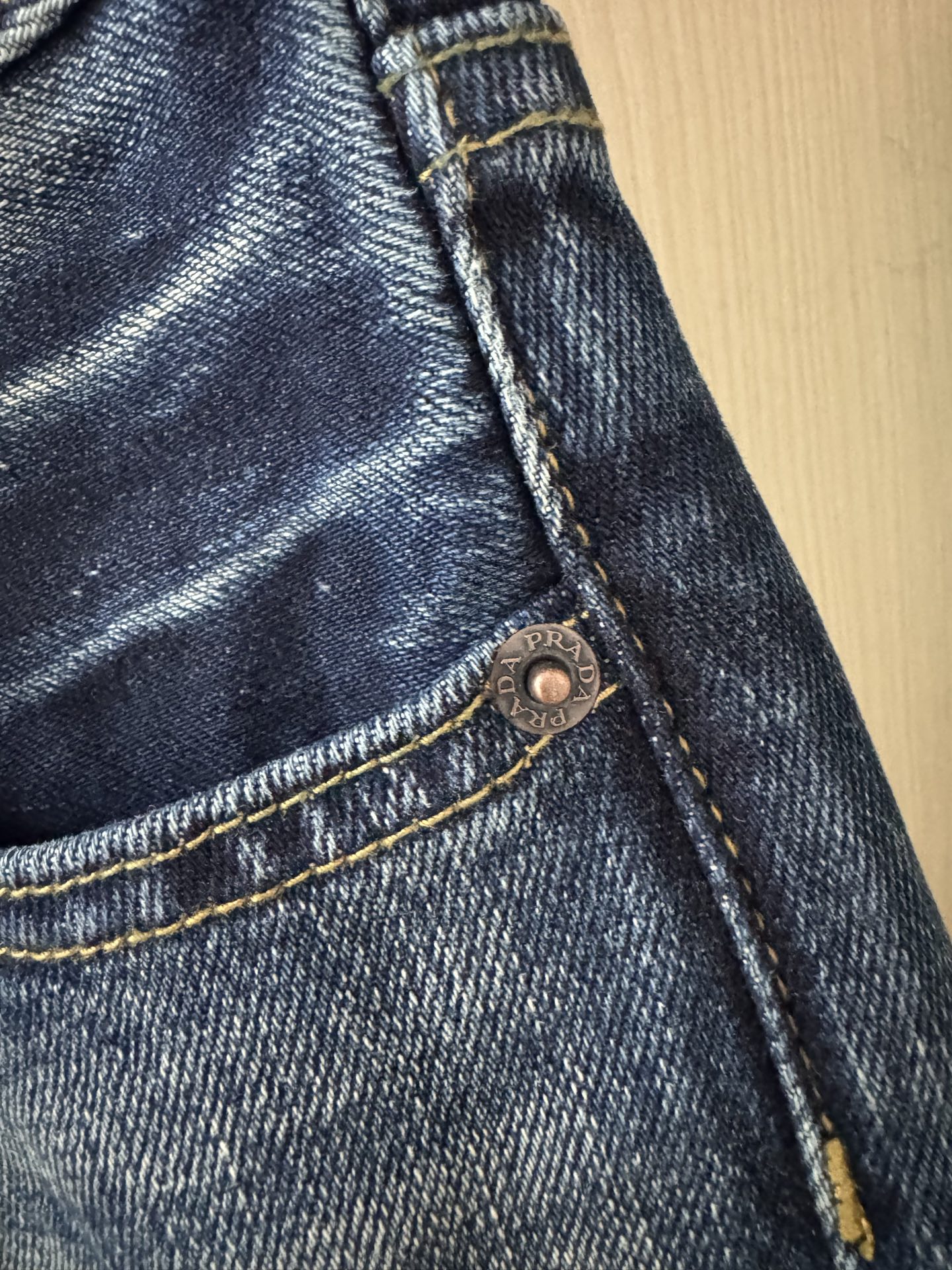 Prada 25秋冬新款 水洗磨白深蓝牛仔九分裤 直筒九分裤版型 高腰显瘦提臀显腿长 上身效果绝啦 复古