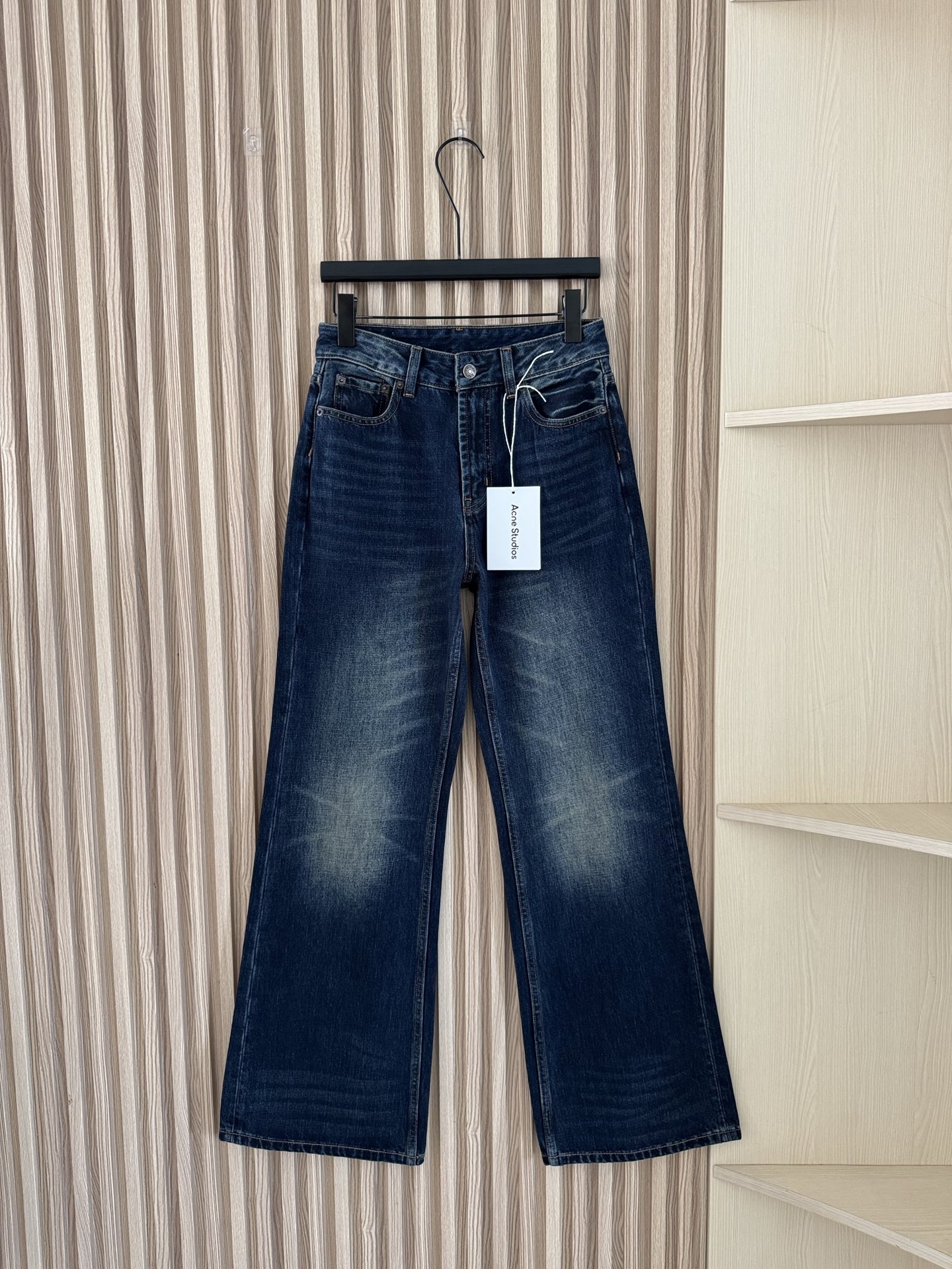 NO:480570,Acnestudios 25 autumn and winter new style, washed and grinded white dark blue jeans, high-waist design, instantly optimizes your body proportions, with an enviable sense of nine-head body. The slightly open bell-bottom trousers are just right to modify the lines of the calf. Whether it is fleshy legs or imperfect legs, they can be cleverly hidden, making them look taller and slimmer first-class. Number of 32-44,,acne studios,dior,jeans,alexander wang19860909Acnestudios 25秋冬新款 水洗磨白深蓝微喇牛仔裤 高腰设计 让你的身材比例瞬间优化,拥有令人艳羡的九头身既视感 微微张开的喇叭裤脚,恰到好处地修饰小腿线条,不管是肉肉腿还是腿型不完美,都能被巧妙隐藏,显高显瘦效果一流 码数32-44,,acne studios,dior,jeans,alexander wang,Women's clothing