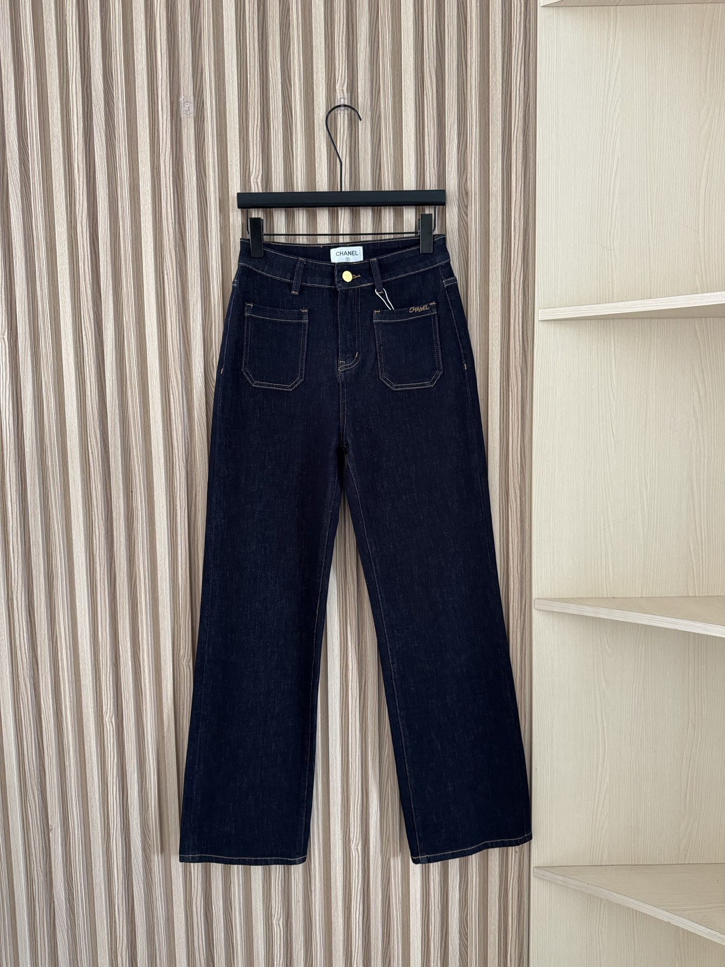 NO:507834,Chanel 25 autumn and winter hot product, straight and versatile dark blue jeans, small straight and mid-waist, with its own C-position aura, making you look slim, taller and longer legs!  The pants are loose and the upper body is clean and neat!  janel jeans alexander wang19860909Chanel 25秋冬爆款 直筒百搭深蓝牛仔裤 小直筒中腰,自带御姐c位气场,显瘦 显高 显腿长！裤型是宽松的,上身干净利落！码数sml,,chanel,jeans,alexander wang,Women's clothing