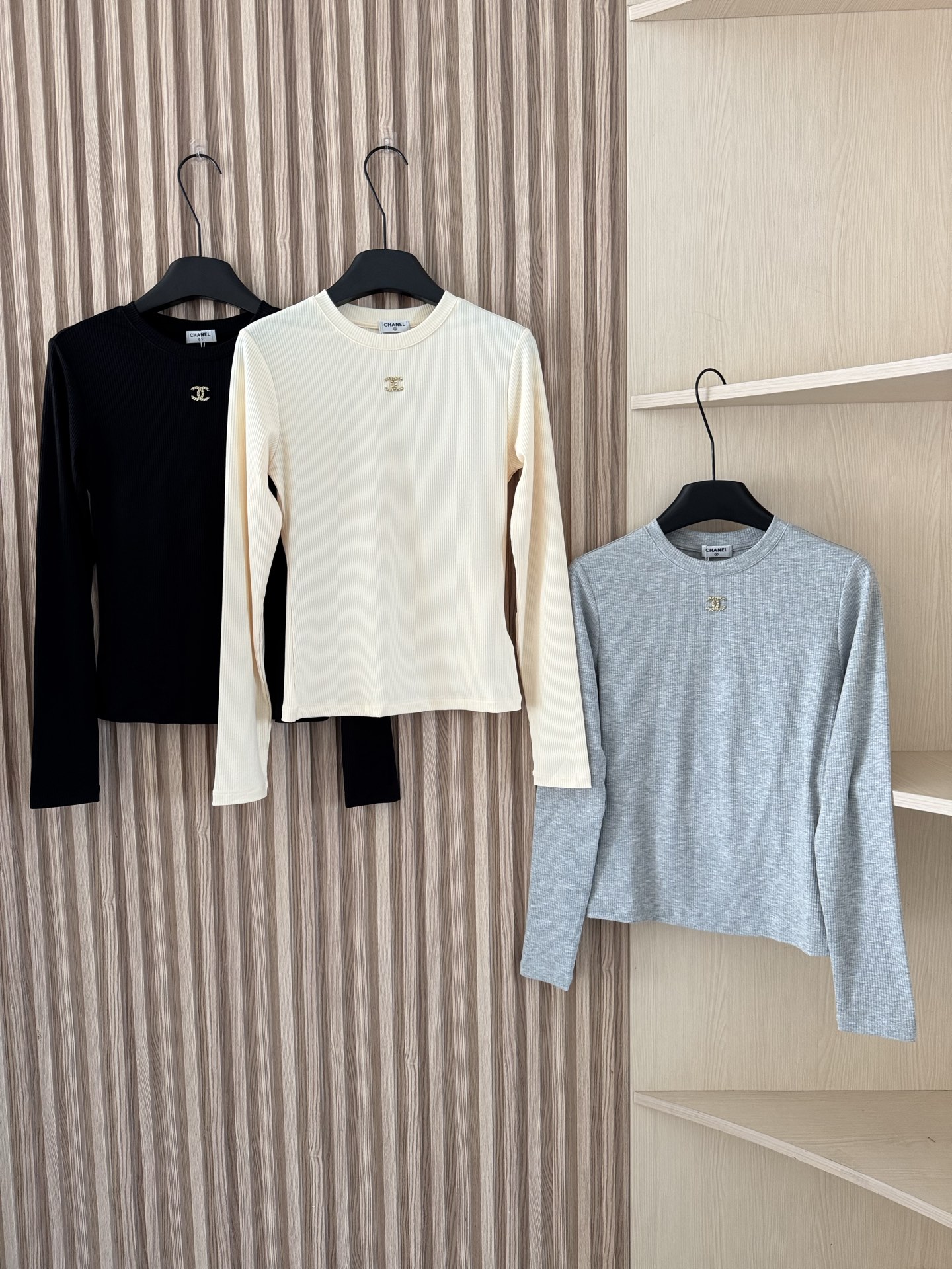 NO:480583,Chanel 25 early autumn new style hand-sewn diamond decoration logo round neck long sleeve T-shirt. The classic small round neck design is simple and easy to wear, lazy and casual feeling, pure hand-made thick and thin sewn metal diamond decoration small fragrance logo, not easy to fall off. Three-color sml, chanel,tees, t-shirt, alexander wang19860909Chanel 25早秋新款 手缝钻饰logo圆领长袖T恤 经典的小圆领设计简洁好穿 ,慵懒又随意感觉,纯手工粗细缝制金属钻饰小香logo,不易掉 三色sml,,chanel,tees，t-shirt,alexander wang,Women's clothing