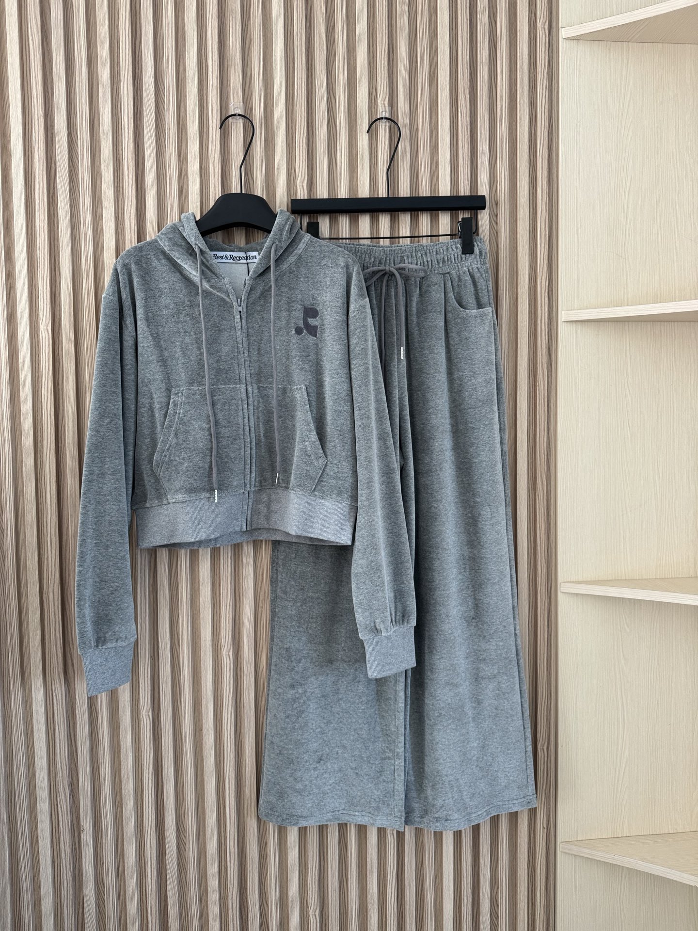 NO:489578,RR 25 autumn and winter new style velvet suit, short spliced ​​thread waist-hugging sweatshirt design, lengthening the lower body proportions, and easily wearing long legs. The pants are wide-leg straight-leg pants with elastic waists. They don’t pick any figure and wear them casually to create a fashionable feeling!  Two-color sml, hoodie,sweatshirts,alexander wang19860909RR 25秋冬新款 天鹅绒套装 短款拼接螺纹收腰卫衣设计 拉长下身比例 轻松穿出大长腿 裤子是松紧腰的阔腿直筒裤 不挑任何身材 随意穿出时髦感！ 两色sml,,hoodie,sweatshirts,alexander wang,Women's clothing