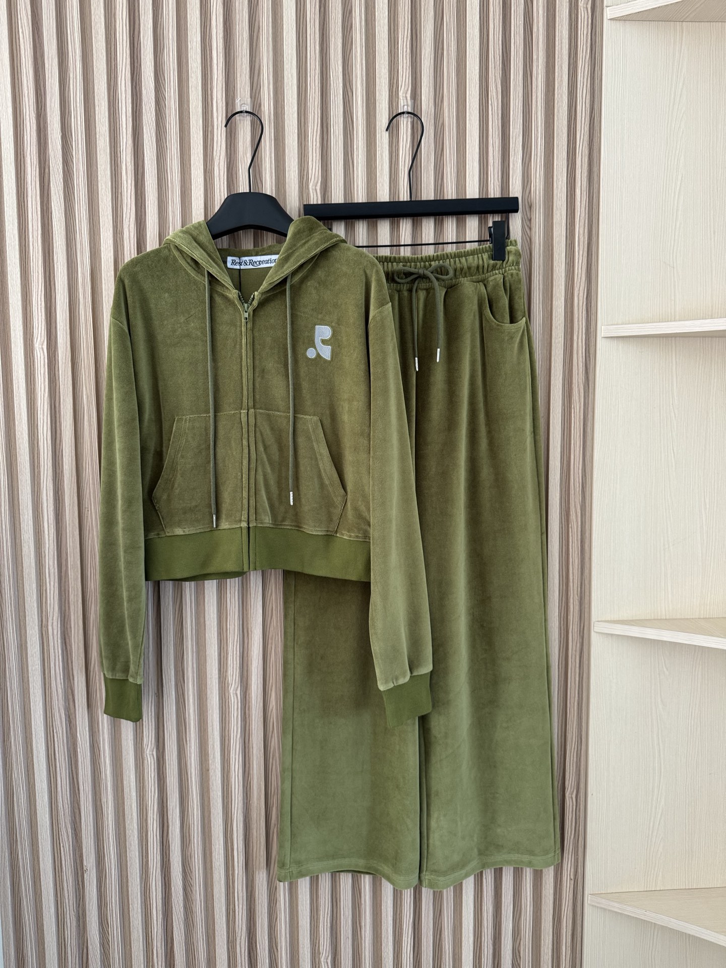 NO:489590,RR 25 autumn and winter new style velvet suit, short spliced ​​thread waist-hugging sweatshirt design, lengthening the lower body proportions, and easily wearing long legs. The pants are wide-leg straight-leg pants with elastic waists. They don’t pick any figure and wear them casually to create a fashionable feeling!  Two-color sml P, hoodie, sweatshirts, alexander wang19860909RR 25秋冬新款 天鹅绒套装 短款拼接螺纹收腰卫衣设计 拉长下身比例 轻松穿出大长腿 裤子是松紧腰的阔腿直筒裤 不挑任何身材 随意穿出时髦感！ 两色sml P,,hoodie,sweatshirts,alexander wang,Women's clothing