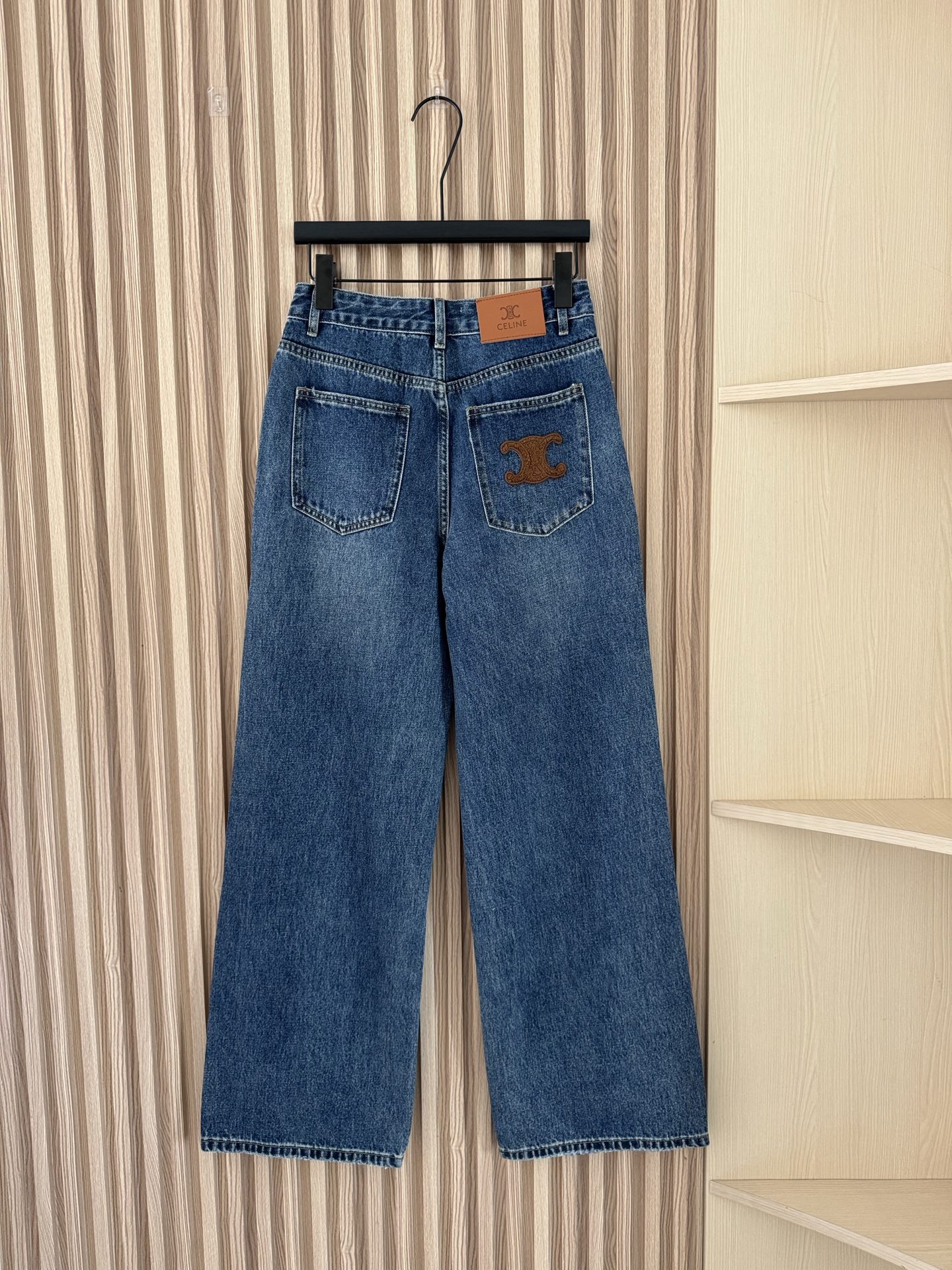 NO:506960,CE 25 autumn and winter new style, Arc de Triomphe towel embroidered straight jeans, full of personality, the top body is absolutely king jeans, the pants are really textured, the pants are just right, the length of the pants stretches the leg lines, the cut is clean and neat, the droop feels really great, it is really the top leader in covering the flesh and slimming, A and cool!  You can easily go out with various tops in daily life~ You can wear any body shape without picking your legs!  Whoever wears it has thin straight and long legs!  It's really easy to wear and it's very popular!  Big recommendation!  Sisters all rushed for me!  34-36-38, jeans,alexander wang19860909CE 25秋冬新款 凯旋门毛巾绣直筒牛仔裤 个性十足 上身绝对王炸牛仔裤 裤型质感真的绝了,恰好的裤长 拉伸腿部线条 剪裁干净利落 垂感真的超好巨显瘦 真的是遮肉显瘦的一把手了 又A又飒！日常搭配各种上衣都能轻松出街～不挑腿型 什么身材通通可以穿！谁穿谁是细直大长腿！ 真的好穿到不行 而且出镜率很高！重磅推荐！姐妹们都给我冲！码数34-36-38,,jeans,alexander wang,Women's clothing