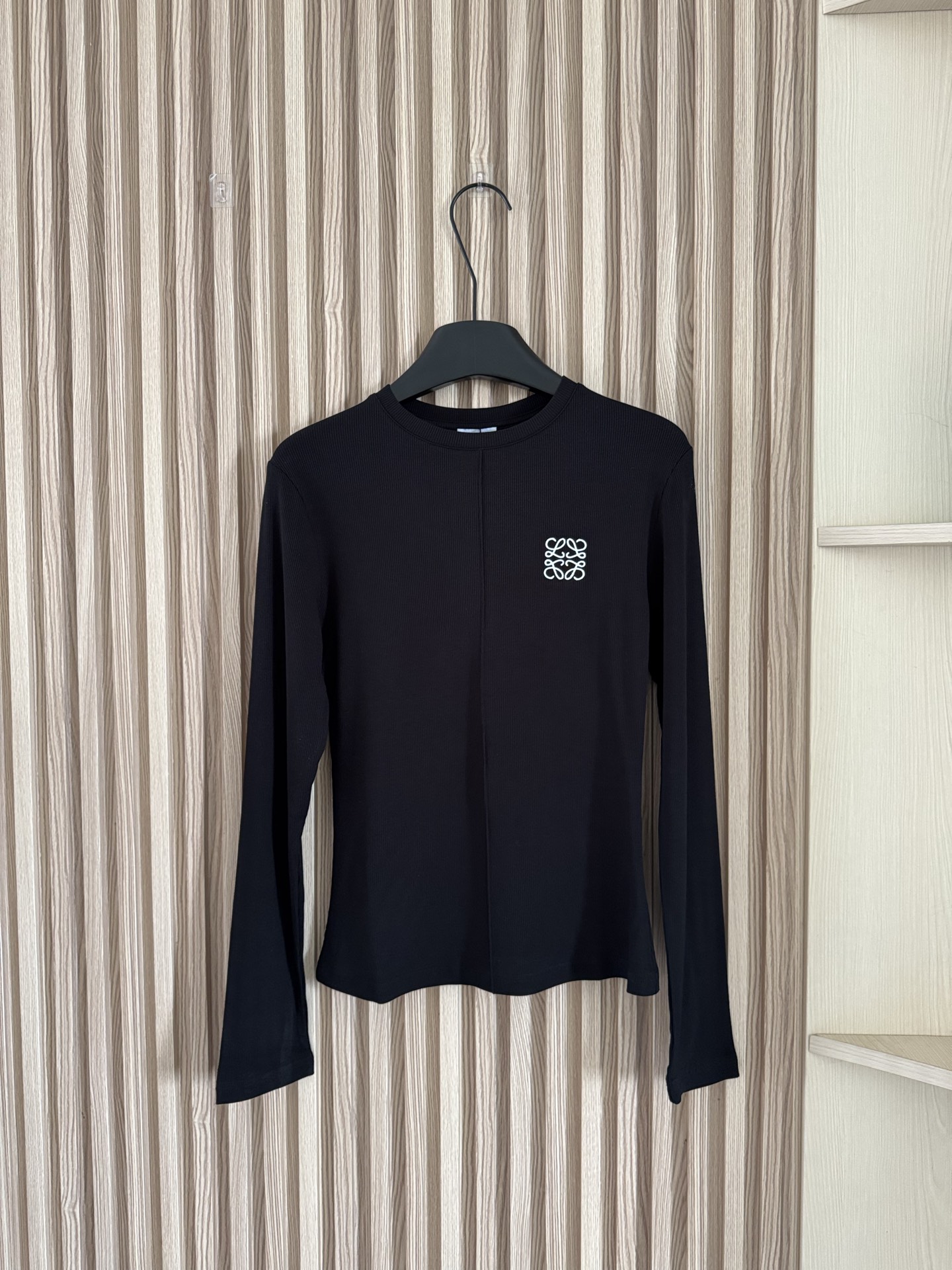 LOE 25秋冬新款 螺纹弹力中缝经典刺绣长袖T恤 出街拍照非常出片的一款长袖T！时髦感十足！经典又耐看