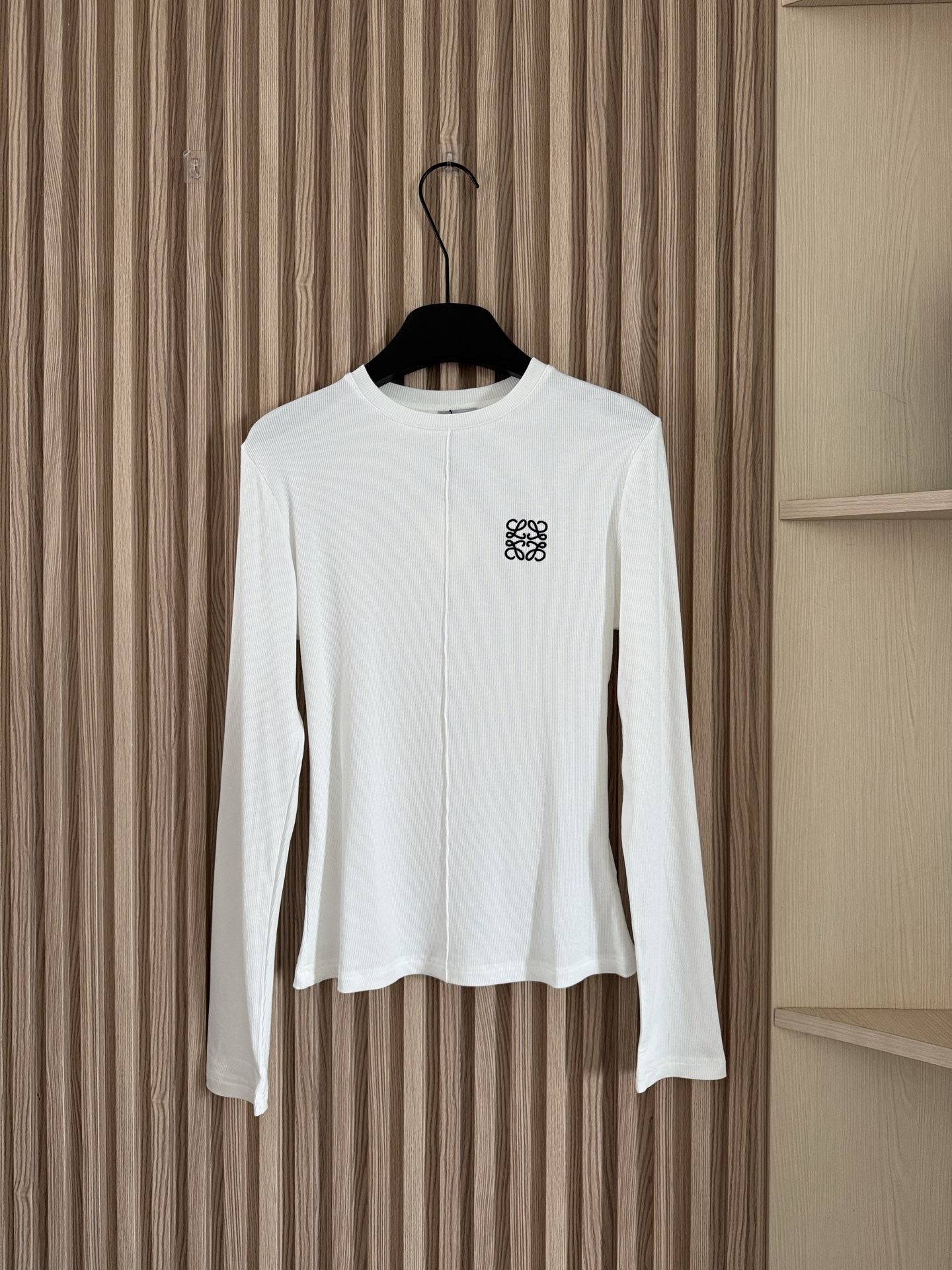 LOE 25秋冬新款 螺纹弹力中缝经典刺绣长袖T恤 出街拍照非常出片的一款长袖T！时髦感十足！经典又耐看