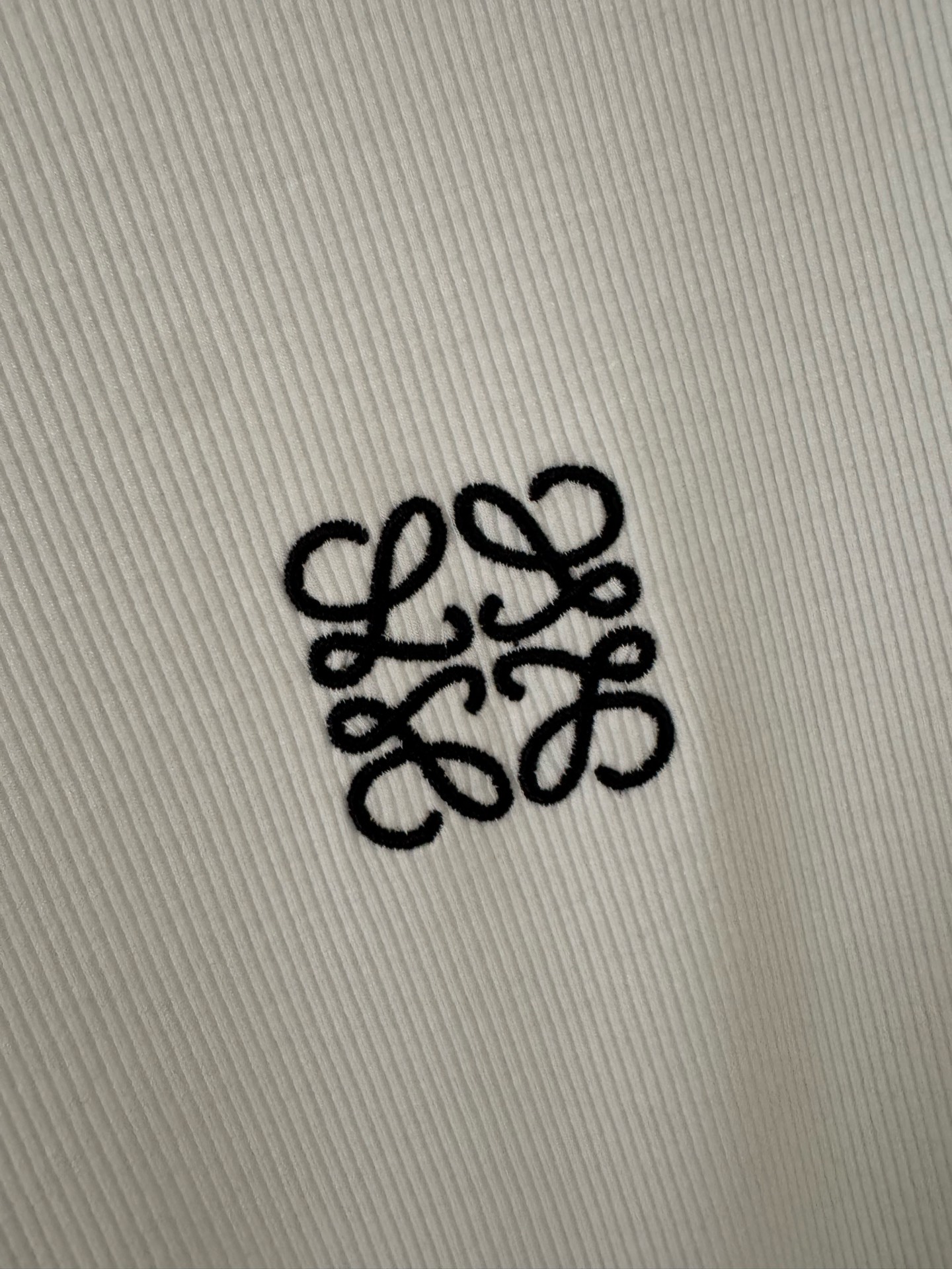 LOE 25秋冬新款 螺纹弹力中缝经典刺绣长袖T恤 出街拍照非常出片的一款长袖T！时髦感十足！经典又耐看