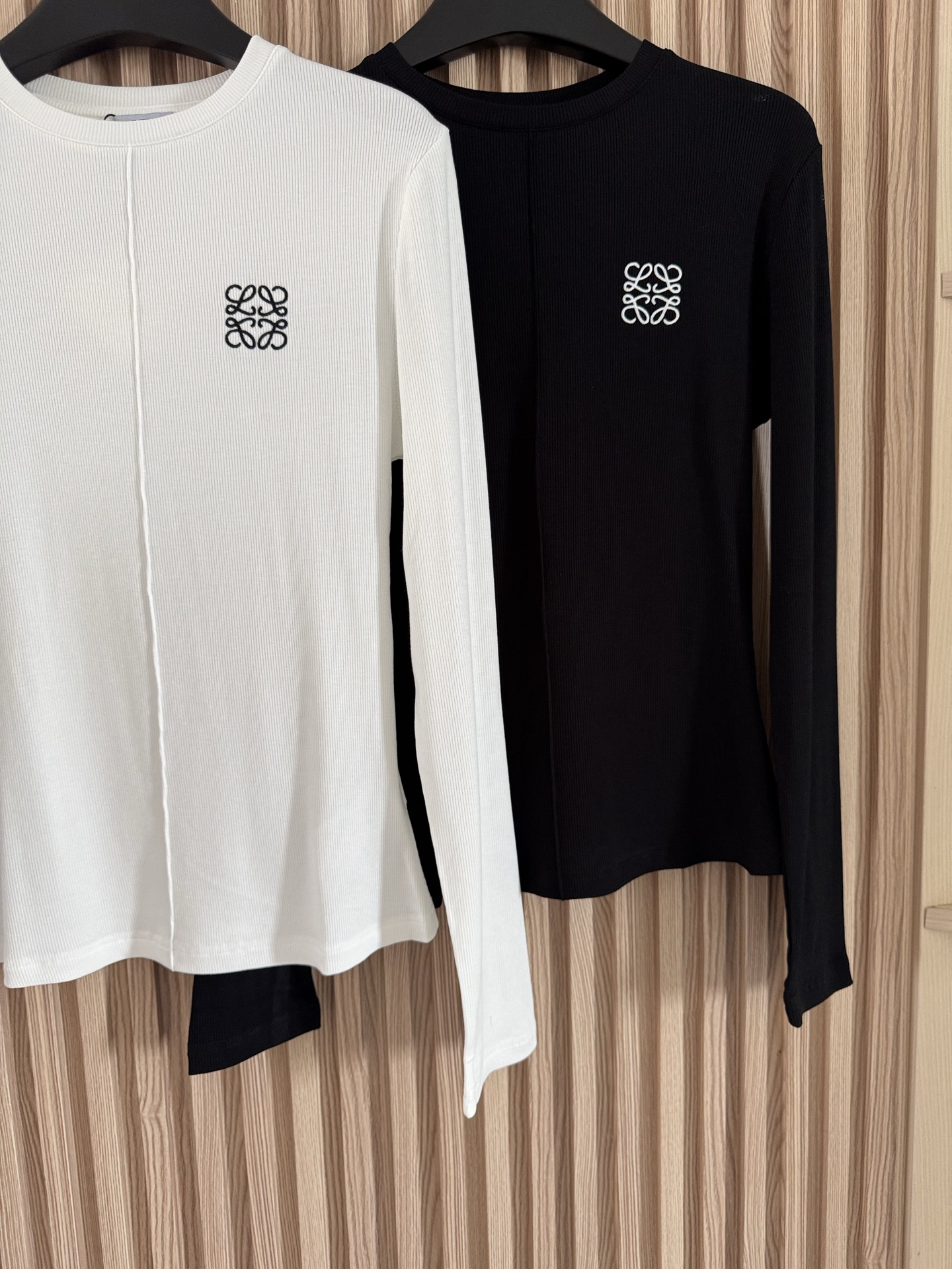LOE 25秋冬新款 螺纹弹力中缝经典刺绣长袖T恤 出街拍照非常出片的一款长袖T！时髦感十足！经典又耐看
