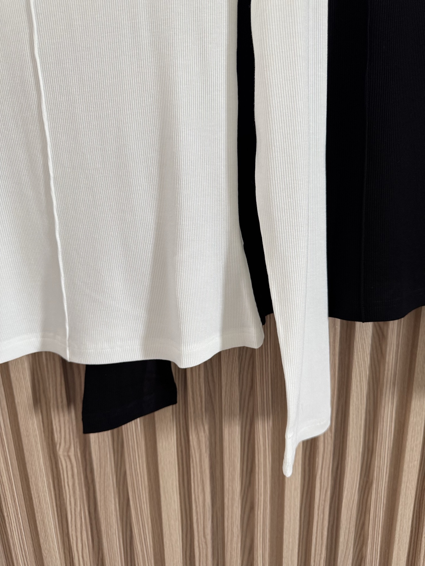 LOE 25秋冬新款 螺纹弹力中缝经典刺绣长袖T恤 出街拍照非常出片的一款长袖T！时髦感十足！经典又耐看