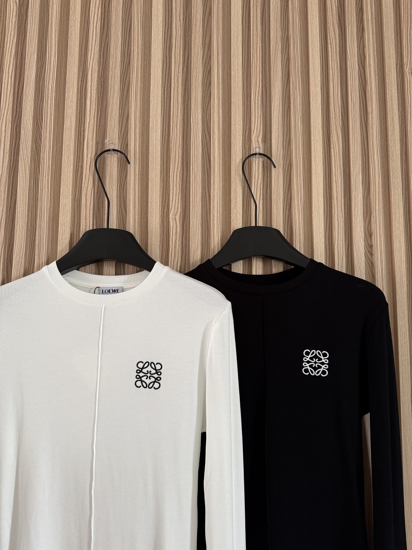 LOE 25秋冬新款 螺纹弹力中缝经典刺绣长袖T恤 出街拍照非常出片的一款长袖T！时髦感十足！经典又耐看