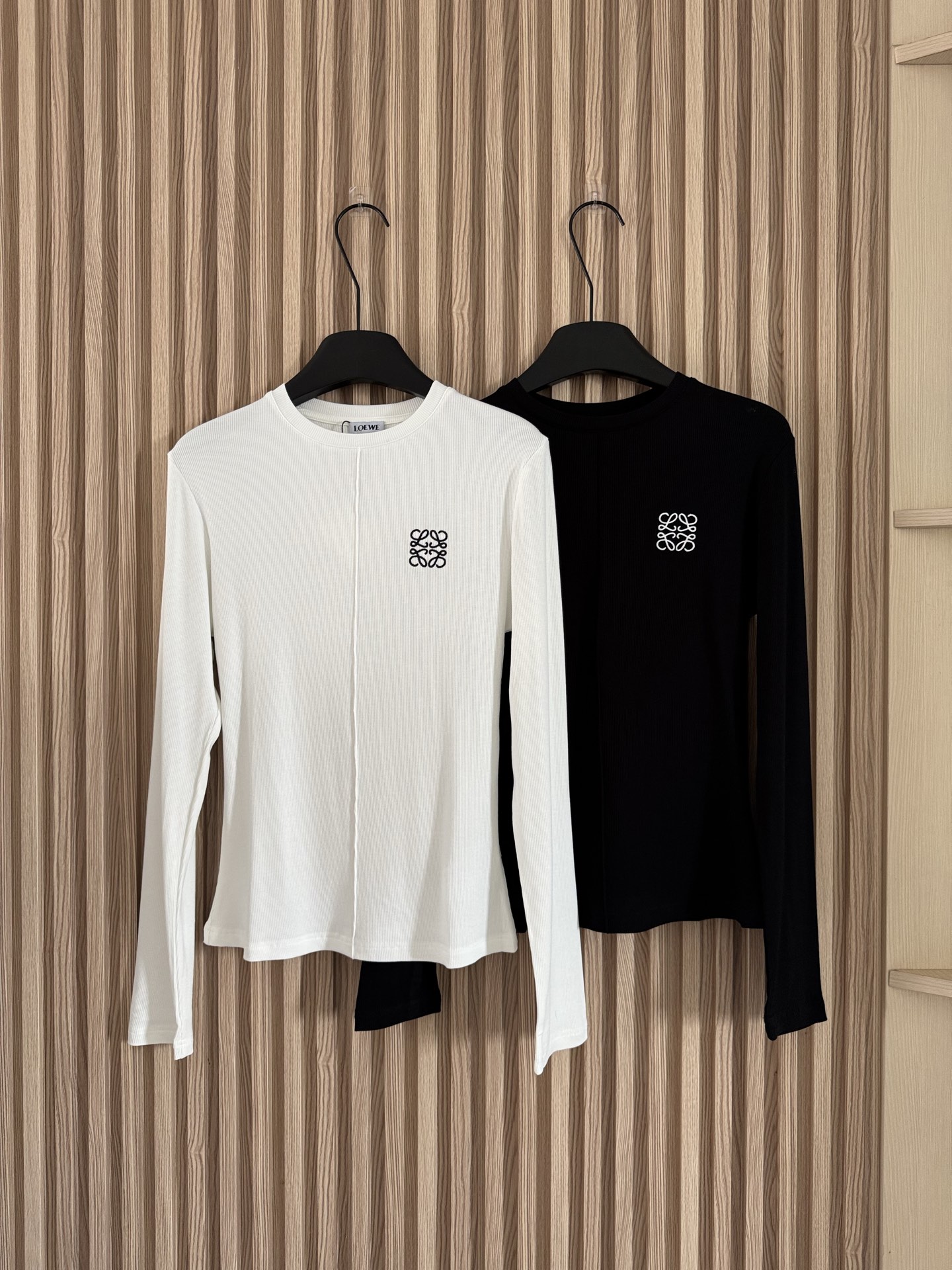 NO:506981,LOE 25 autumn and winter new style, threaded elastic mid-seater classic embroidered long-sleeved T-shirt, a long-sleeved T-shirt that makes a great photo shoot on the street!  Full of fashion sense!  Classic and attractive people want to have two colors sml, loewe,tees, t-shirt,alexander wang19860909LOE 25秋冬新款 螺纹弹力中缝经典刺绣长袖T恤 出街拍照非常出片的一款长袖T！时髦感十足！经典又耐看让人一看就想拥有 两色sml,,loewe,tees，t-shirt,alexander wang,Women's clothing