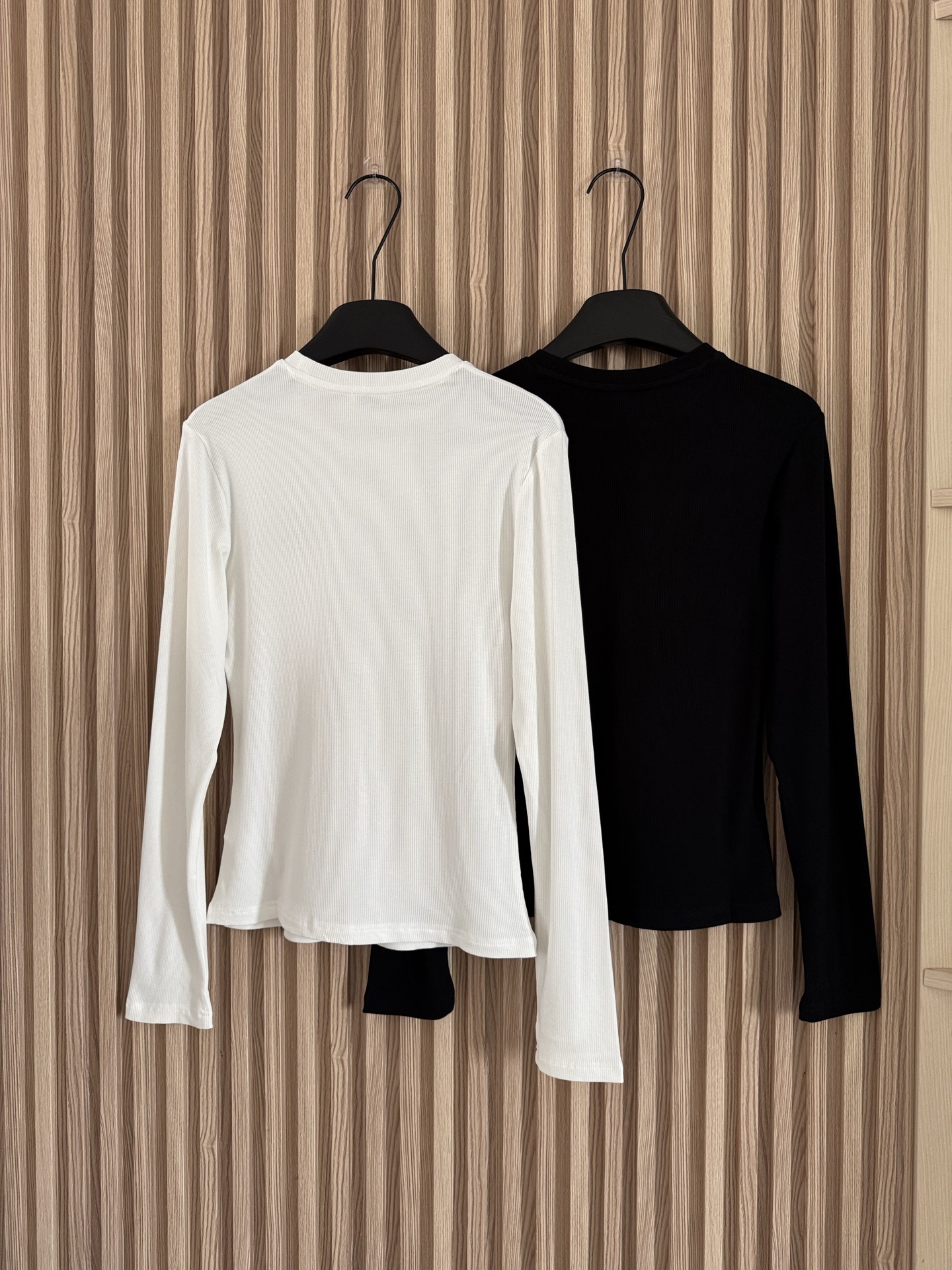 LOE 25秋冬新款 螺纹弹力中缝经典刺绣长袖T恤 出街拍照非常出片的一款长袖T！时髦感十足！经典又耐看