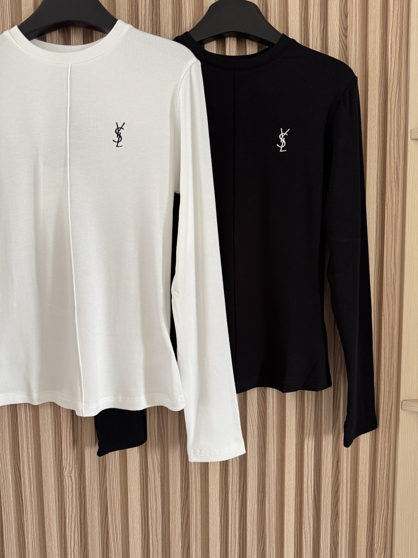 YSL 25秋冬新款 螺纹弹力中缝经典刺绣长袖T恤 高弹力竖螺纹面料，回弹性好，舒服耐穿，收腰修身版型不