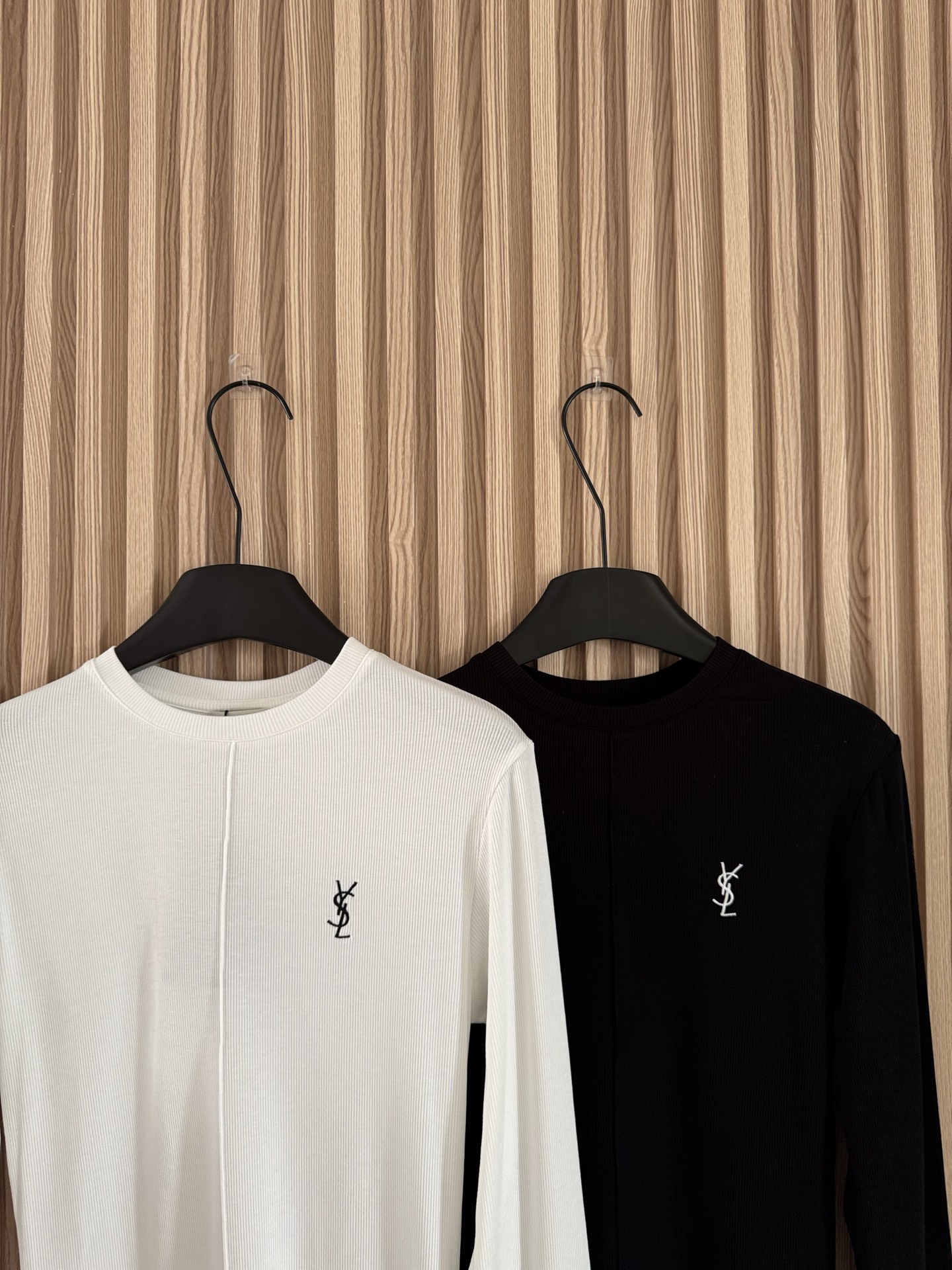 YSL 25秋冬新款 螺纹弹力中缝经典刺绣长袖T恤 高弹力竖螺纹面料，回弹性好，舒服耐穿，收腰修身版型不