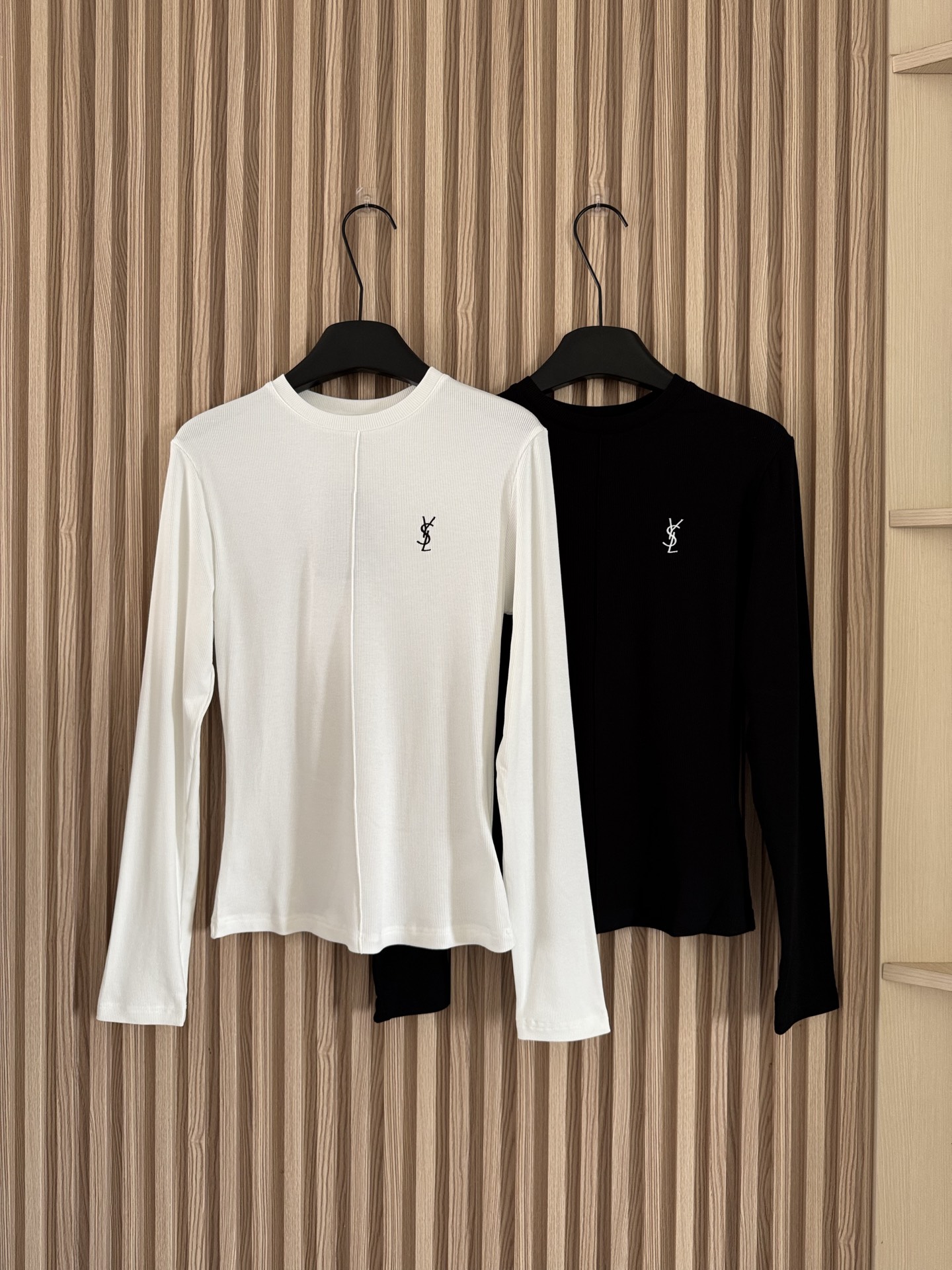 NO:506972,YSL 25 autumn and winter new style, threaded elastic mid-seater classic embroidered long-sleeved T-shirt, high elastic vertical thread fabric, good elasticity, comfortable and durable, waist-hugging slim fit, not bloated, the upper body instantly turns into a paper piece!  Two-color sml, saint laurent,tees,t-shirt,alexander wang19860909YSL 25秋冬新款 螺纹弹力中缝经典刺绣长袖T恤 高弹力竖螺纹面料,回弹性好,舒服耐穿,收腰修身版型不臃肿,上身秒变纸片人！ 两色sml,,saint laurent,tees，t-shirt,alexander wang,Women's clothing